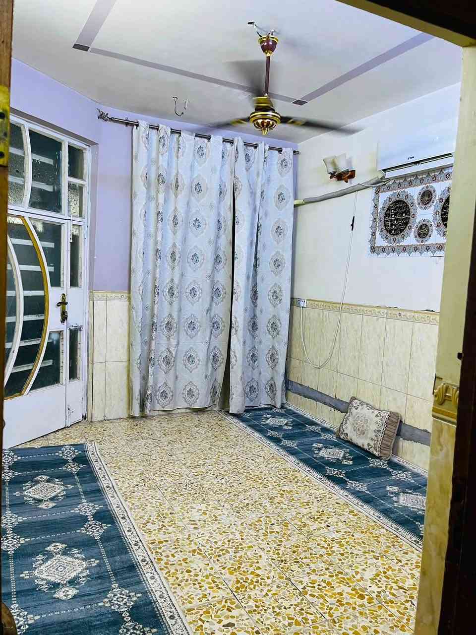 دار للبيع مساحته 100 
الواجهيه الدار 6 متر 
📍الموقع نهائيه حي اور الغرير نزلة العيادة الشعبية 
الفرع الثالث   
يتكون الدار من صحيات خارجية 
+ مدخلين استقبال + مطبخ + صاله +غرفه منام + صحيات + ترك + بيتونه على كد مساحه الصاله. + صطح امامي + خلفي  الصطح اشتايكر 
  سعر جدا مناسب 
للستفسار اتصال على الرقم  ***********

