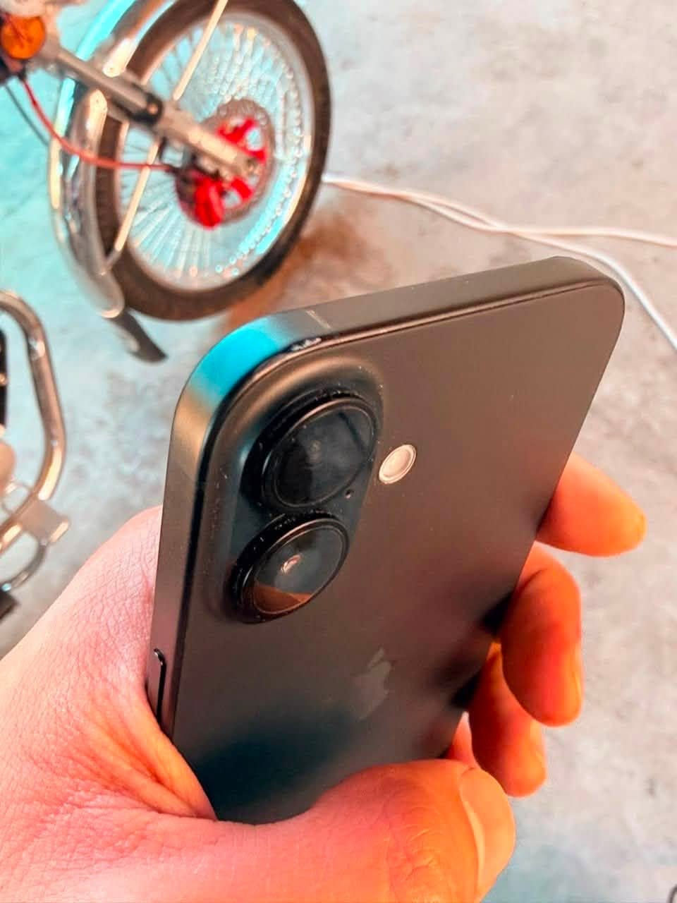 ايفون 16 عادي للبيع
ذاكره 128
بطاريه🔋 100
تك سيم كارت مو ايسيم
الجهاز بي طخه خفيفه ولا مبينه ما واصله الشاشه
السعر : 820 وبي مجال 
رقم الهاتف : ***********
