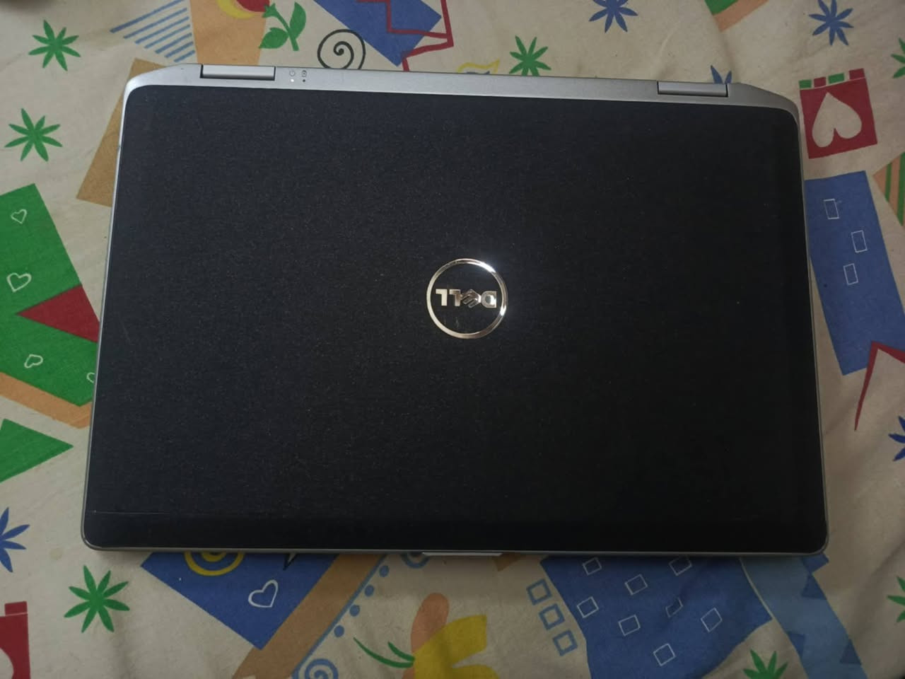 السلام عليكم
لابتوب للبيع شركه DELL
حجم الشاشه 15,6 انج
المعالج Cori5 جيل الثالث الرام 8GB
مساحه تخزين 250GB كيبورد عربي انكليزي 
يجي ويه لابتوب شاحنه السعر 150 
المكان بغداد الحسينية 
للتواصل على الواتساب 
***********
