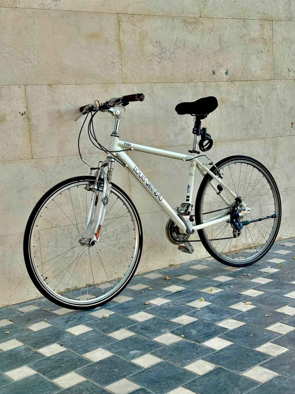 بايك ماركه لويس الكندي 🇨🇦 نوع c700
حجم ٢٨ فريم عالي يناسب طوال القامه  بايك ضخم 
بايك كله المنيوم خفيف الوزن  دبل امامي و دبل سرج و حته السرج ختم لويس 
كامل  مكمل شغال يدات بريكات كيوره شيمانو ٨*٣ كله ختم واحد على وضع الحاويه  مناسب للجولات و الطرق الطويله  خفيف و سريع تايرات جدد بايك كامل على اخر حبايه 
مكاني بغداد الاعضميه 
سعره 225 و بي مجال 
اي استفسار تفضل خاص او اتصل ***********
