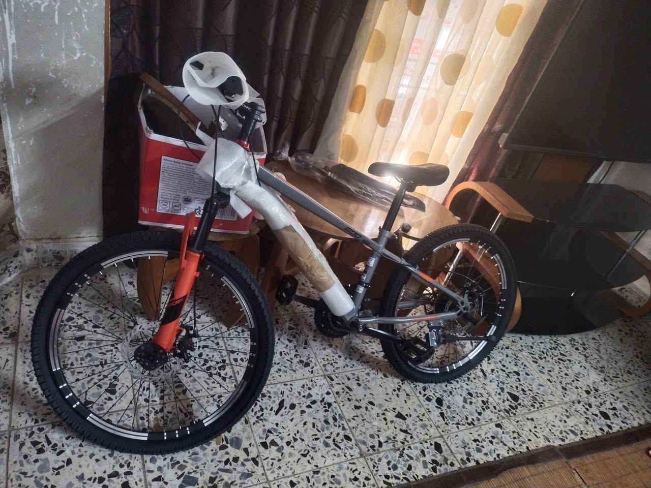 بايسكل حجم 26رياضي جبلي دبلات امامي المينوم جديد بل الجيس رايده150بي مجال للطيبين للاستفسار الاتصال على الرقم ***********
