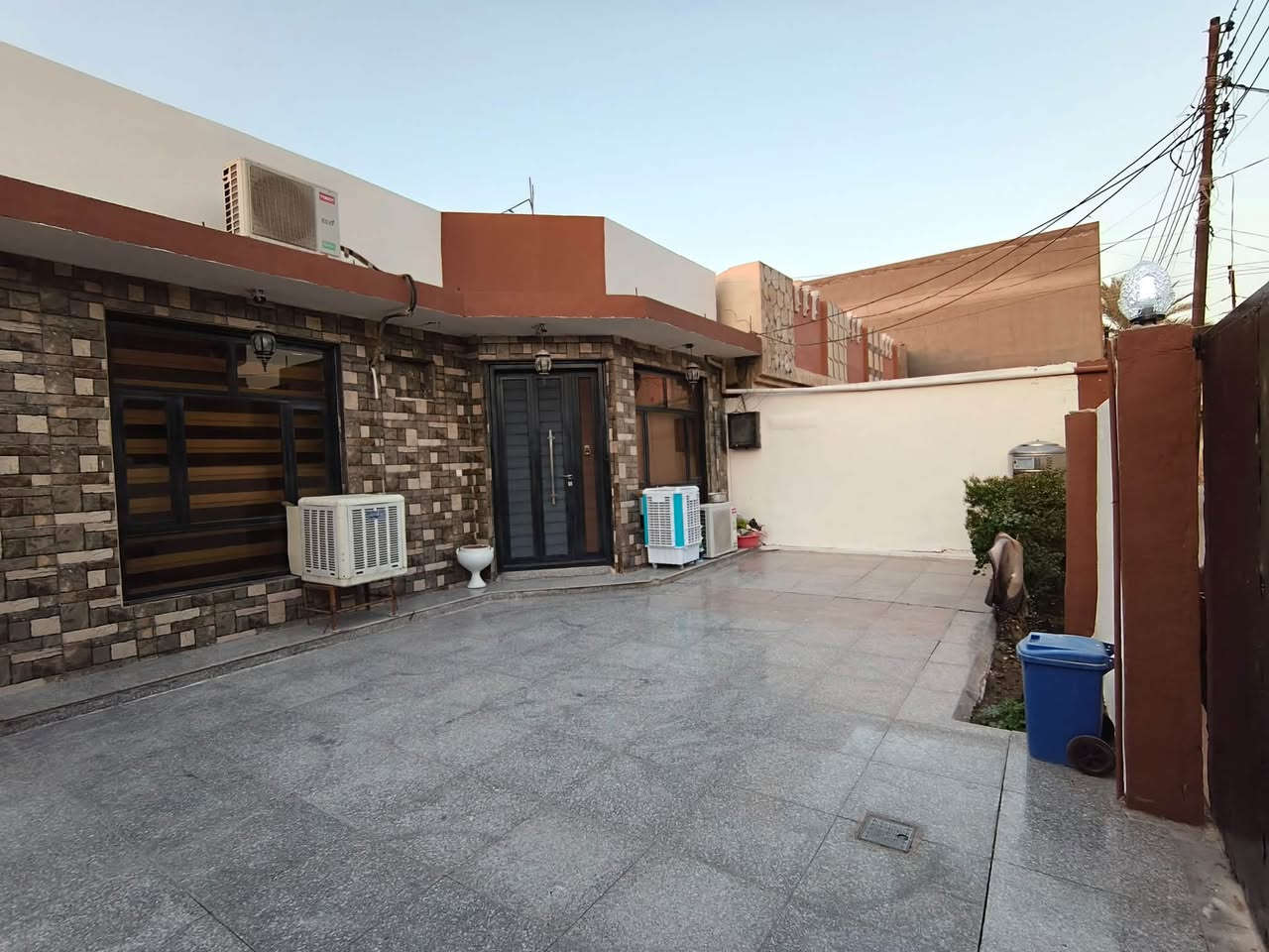 🏠 للبيع بيت سكني بمساحة 240 م² في الحصوه حي الانتصار

📐 الواجهة: 12 م
📏 النزال: 20 م
🧱 بناء طابوق جمهوري، سنة البناء 2016 رقم القطعه١٠/٥٠٦ 
✨ تفاصيل البيت:
*ارتفاع البناء عن الشارع تقريبا متر
* غرفة نوم رئيسية 4×5 م
* غرفة نوم أطفال 3×4 م
* استقبال 4×7 م
* مطبخ حار بارد
* مطبخ جاهز كامل ضمن البيت
*مجموهة صحيات خارجيه وداخليه
*الارضيه ٢٤٠م مطبك كرانيت
* شبابيك ألمنيوم وبيبان قاصه 
* السطح ايزوكام 
* سبلت توسوت تلاثه طن وسبلتين ثنين طن ضمن البيت

🏡 بيت مرتب ومتكامل ومناسب للسكن العائلي.
📞 للاستفسار والتفاصيل:***********     ***********
