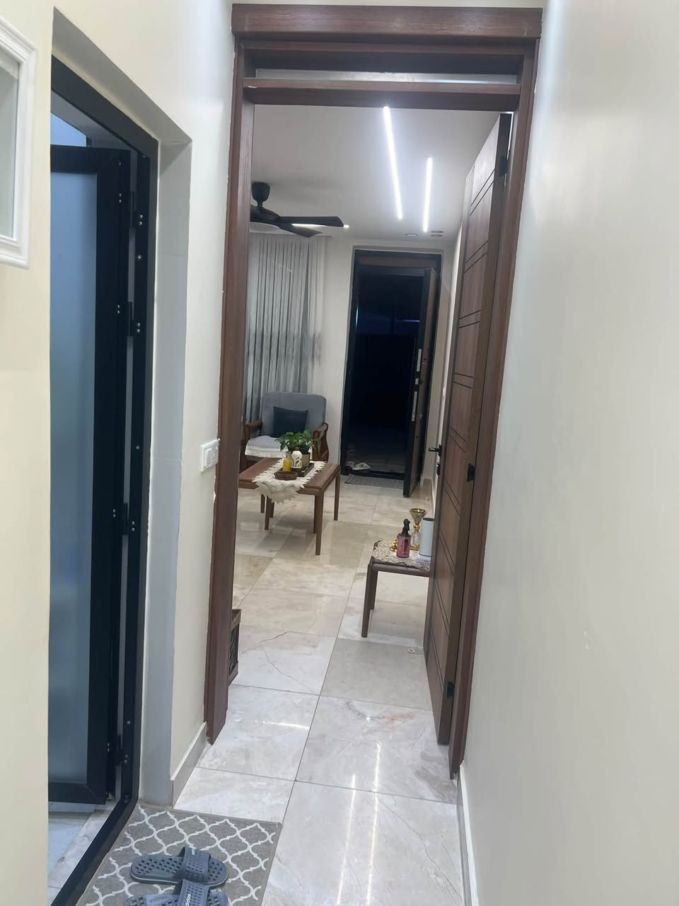 مشتمل للبيع 75 متر
واجهه 4 اله ربع
ونزال 20
طرمه + استقبال وخدمات ومطبخ كبير
والطابق الثاني غرفتين وخدمات 
عنوان المشتمل
الشعب 
خلف نادي العربي 
~~~~~~~~~~~~~~~~~~~~~~~~~~~
للاستفسار 
مكتب مكـتب الفرات للعقارات 🏠🏘🏤 ابو رحمة ***********
@الجميع@
