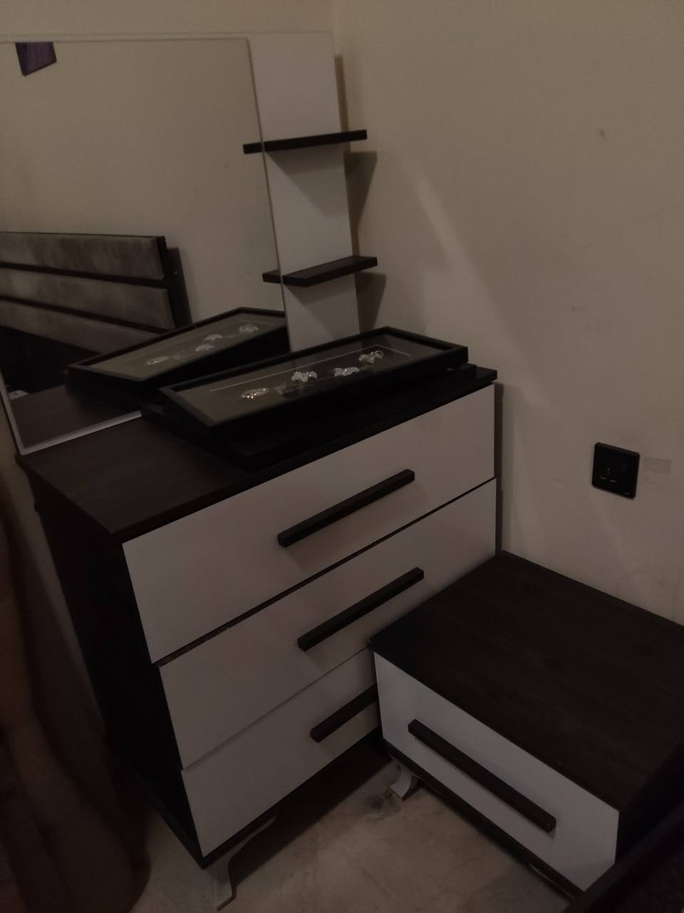 للبيع: سرير غرفة نوم بحالة ممتازة وبشكل عصري أنيق 🛏️🔥
للتفاصيل والاتفاق، يرجى مراسلتنا على هذه الرقم 
***********
