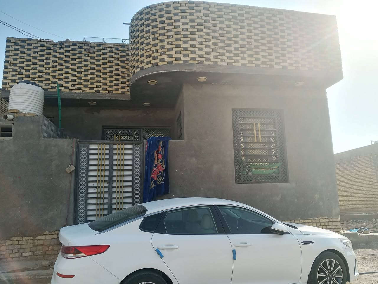 بيت زراعي بالسكان الصناعي دور سيد حمزه نزه خامسه 150 متر اربع غرف وصاله ومطبخ دوانيه وصحيات بناء طابوك كونكريت مسلح كهرباء ماي مجاري عن شارع تبليط عشر متار بصف الركن الشارع مالته 18 متر بيت فارغ حاليا البيت الي لا دلال ولا مكتب كبل تشتري مني الشراي يتصل،***********

