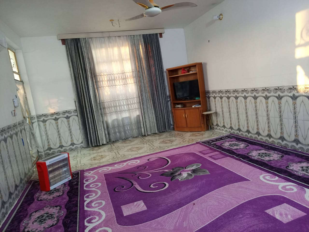 السلام عليكم
بيت طابو زراعي سند 25 مساحة 200م + فضله بجانب البيت 80م 
العنوان/ التاجية نادر الثالثة شارع 10 
البناء/ غرفتين وصالة ومطبخ واستقبال وصحيات داخلية وخارجية 
ملاحظة/ الكاونتر يباع مع البيت
السعر 90 وبي مجال 
للاستفسار اكثر خاص او الاتصال على الرقم ***********
