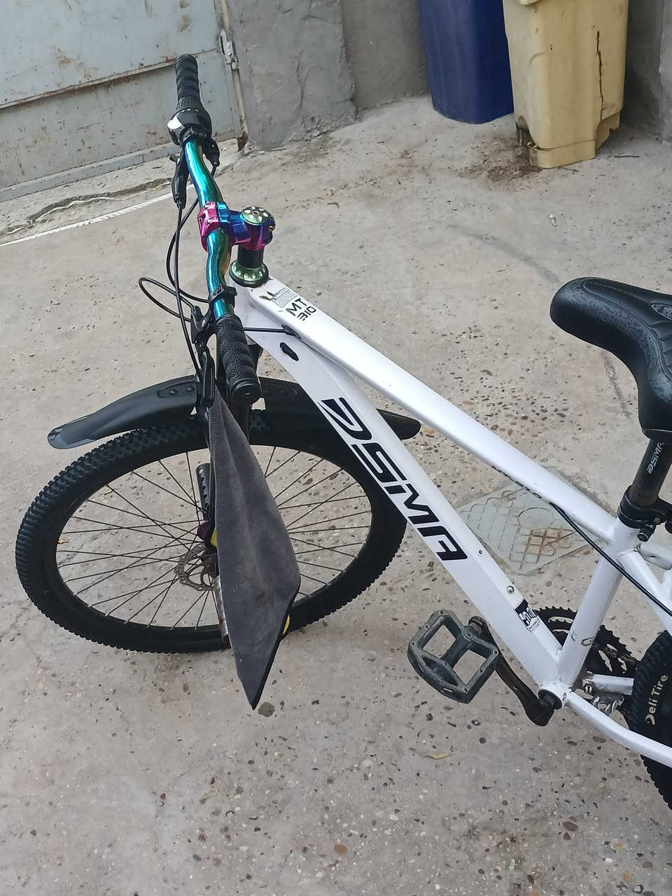 السلام عليكم
بايسكل (جبلي . رياضي . استعراضي )كلشي يرهم 

يرهم مراوس حسب القناعة

سريع كلش 

السرعات 3×7 

ماركة DSMA

نضيف كلش النضافة 95%

كلشي جديد بي

اي نقص مابي 

ستيرن 7 الوان 

بطيخة 7 الوان امامي خلفي 

تاير زوج جدد 

يعني بايسكل مرتب 

اخذة وطلع بي كبل 

ربع ما تصرف علية

سعر البايسكل 160 وبي مجال بسيط 

مكاني بغداد الزعفرانية شارع الكهرباء 

رقم ***********

واتساب فقط
