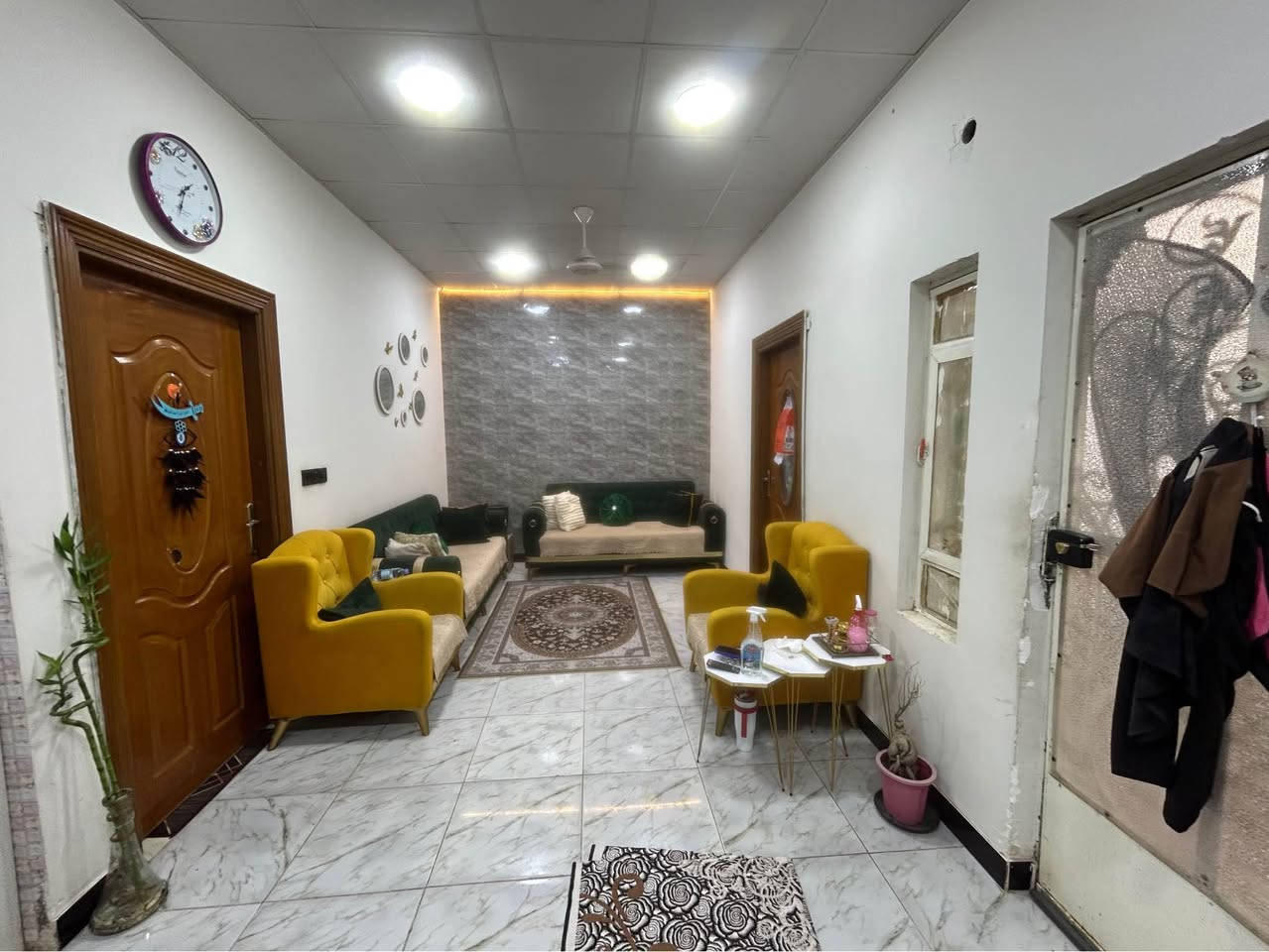 بيت للبيع بالبهادريه قرب حسينيه بني ساله مساحه 100 متر مربع ركن ماء ومجاري وكهرباء كلهاا يمك 
يحتوي على غرفيتن نوم وصاله واستقبال ومطبخ وصحيات بناء 2018 بيت نضيف وموجه ومنقه كلش حلوه وهادئه سعر 60 وقابل للتفاوض 
ملاحضه الارض وقف سني 
*********** البصرة, العراق
