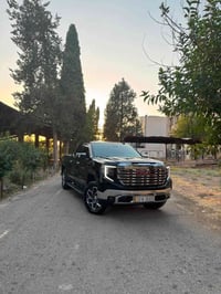 Gmc sierra 2025 فول فول مواسفات ١/١  بدون صبغ  ماشية:١٨ الف تحويل وكال...