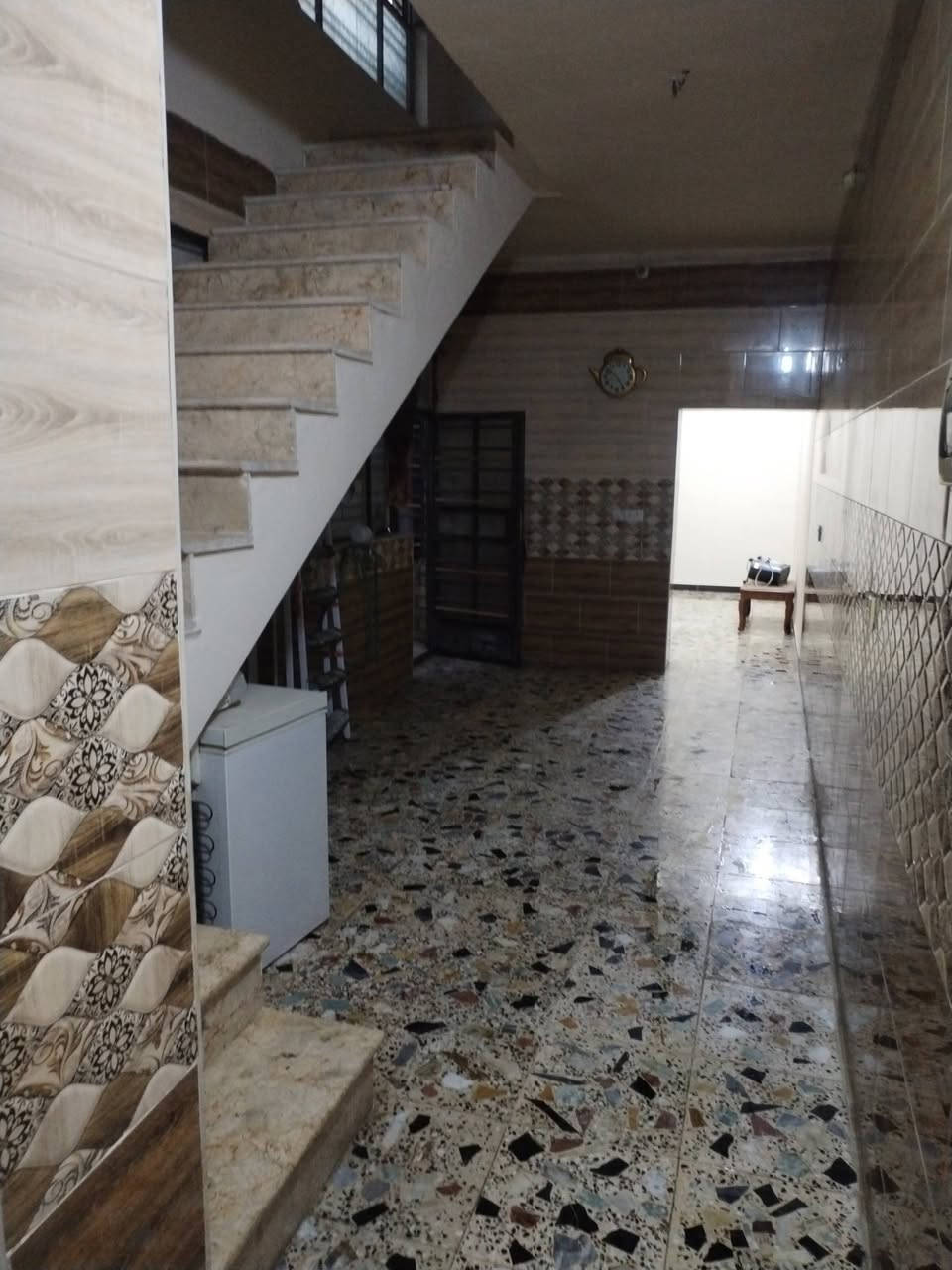 السلام عليكم بيت ١٠٠ متر  للبيع في حي الجهاد الامانه قريب من الشارع تفاصيل البيت طابق واحد غرفه نوم وصاله ومطبخ حار بارد وصحيات ومنور وكراج  بناء البيت ٢٠١٩ البيت نظيف مطبخ سيراميك وارضيه مرمر بناء مسلح عل ايدي  الشراي يدخل خاص او يتصل ***********
