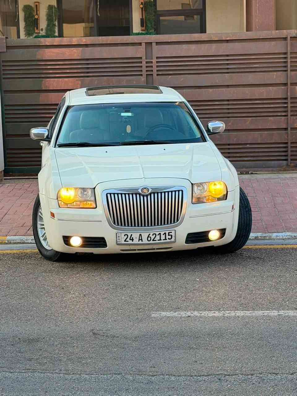 السلام عليكم ورحمة الله وبركاته 
كرايسلر اوباما c300.  2006
السيارة رقم دهوك تحويل مباشر
مكفولة من الحادث
تبديل الباب الخلفي الايمن بسبب شخوط(الباب البلادي موجود)
صبغ الجاملغ الخلفي ايضا بسبب شخوط

تبريد وتدفاة 
كير جديد
محرك جديد
فتحة
شاشة
كاميرا
بيها منظومة غاز
السيارة جاهزة ومابيها نقص ان شاءالله 
السعر ١١٠٠٠ (دفتر و١٠ ورقات)
المكان الرمادي
للتواصل 
***********
