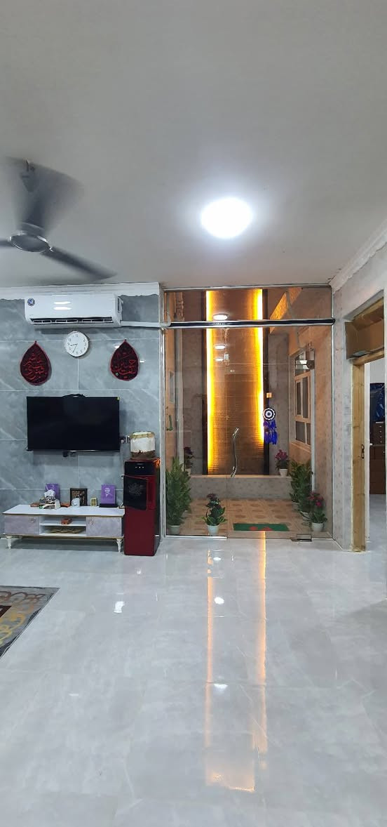 بيت مساحة 150 متر للبيع 
جنس الارض طابو صناعي يمكن بيع البيت كامل او على قسمين قسم يكون مساحته ٨٢،٥ متر

وقسم يكون مساحته ٦٧،٥متر 

يحتوي البيت على استقبال وصاله كبيره مفتوحه مع المطبخ و ٤ غرف نوم وحمامات وكراج ٨ متر 

موقع البيت 

الشعب المثلث شارع معمل الجكليت قريب على الشارع العام 

السعر عند التواصل 

***********
