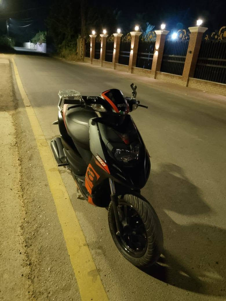دراجه إيطالي ابرايل مكينه 150 cc
نظيفه حيل بيها شخوط بسيطه بالكفر واضحه بالصورة 

رقم اربيل تحويل ثاني يوم
سعرها 2 وبيها مجال  مكاني زعفرانيه - جادريه

*********** اتصل واتساب
