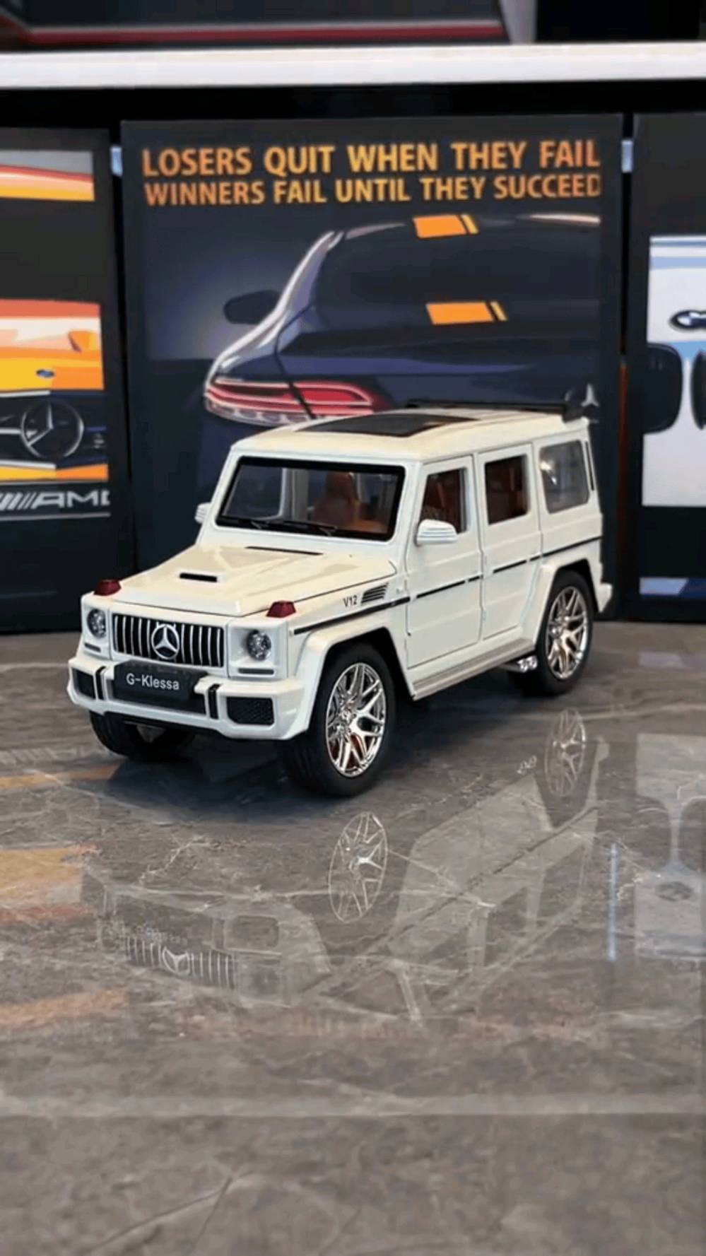 🚙✨ سيارة جي كلاس معدنية فخمة للأطفال ✨🚙

سيارة مجسّم بتصميم واقعي وتفاصيل دقيقة، مع إضاءة وأصوات وفتح الأبواب لتجربة لعب ممتعة وتفاعلية! 😍

🔥 المميزات:
• هيكل معدني متين وعالي الجودة
• تصميم واقعي مستوحى من Mercedes G-Class
• 🚪 فتح الأبواب الأربعة
• فتح الكبّوت الأمامي والخلفي
• 💡 إضاءة LED أمامية وخلفية
• 🔊 أصوات وتفاعلات واقعية عند التحريك
• 🛞 عجلات رياضية بتصميم فاخر
• تفاصيل داخلية دقيقة: مقاعد، مقود وتابلوه
• متوفرة بألوان: ⚪ أبيض | 🩷 وردي | ⚫ أسود
• حجم مناسب لليد وثابت أثناء الحركة

📏 الأبعاد:
الطول: 20 سم
العرض: 7 سم
الارتفاع: 10 سم

🎁 محتويات الصندوق:
🚙 سيارة جي كلاس معدنية واحدة
🔋 بطاريات

👦 مناسبة للأطفال من عمر 6 سنوات فما فوق.

🎮 مناسبة للعب ومحاكاة قيادة سيارات الدفع الرباعي، كما تصلح كقطعة ديكور أو هدية مميزة لعشاق السيارات.

⚠️ ملاحظة: السيارة مجسّم للعب وليست سيارة ركوب، ويُفضّل استخدامها على الأسطح المستوية للحفاظ على العجلات.