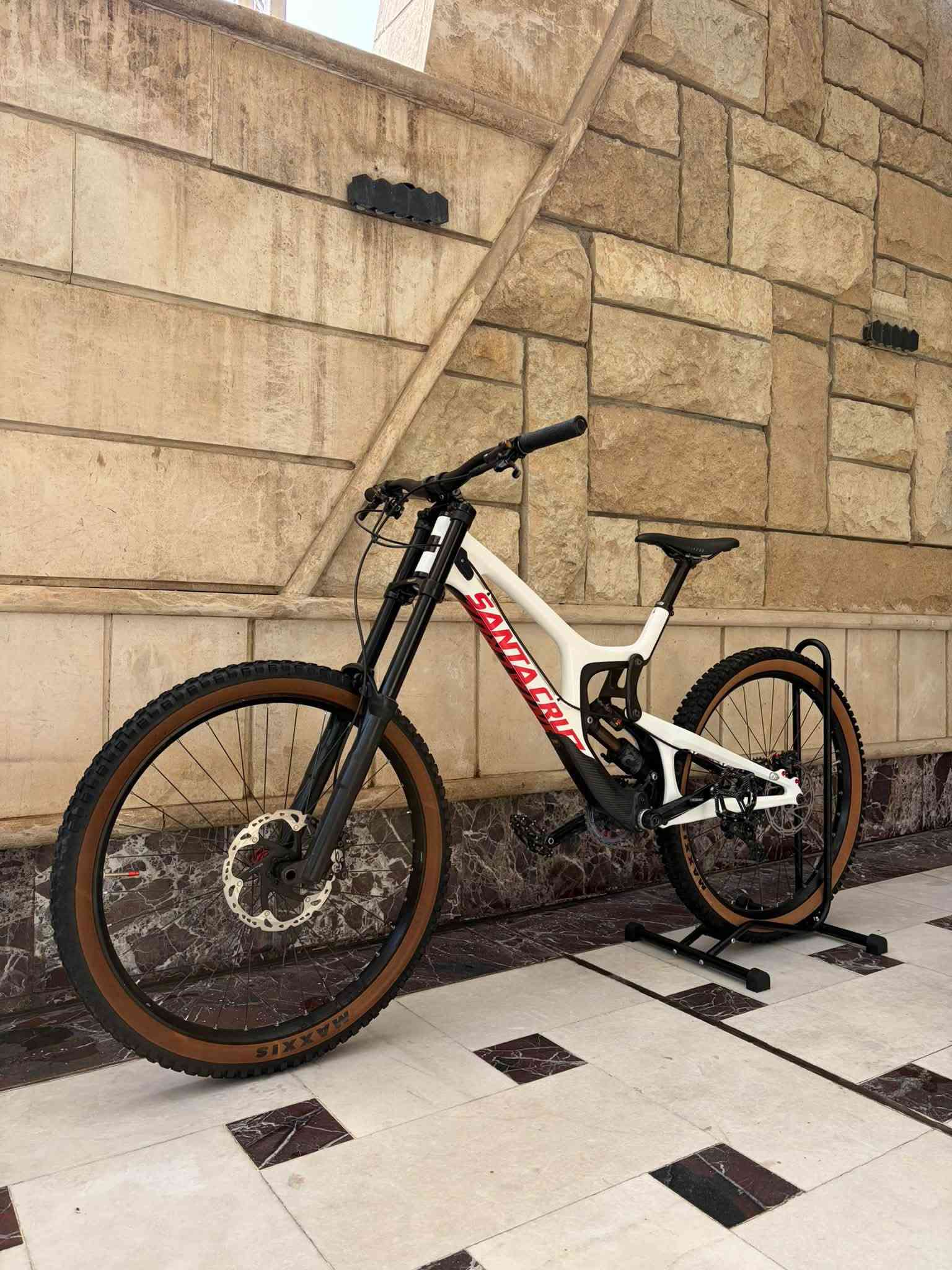 SANTA CRUZ V10 • فريم كاربون • مقاس L ٢٧٫٥