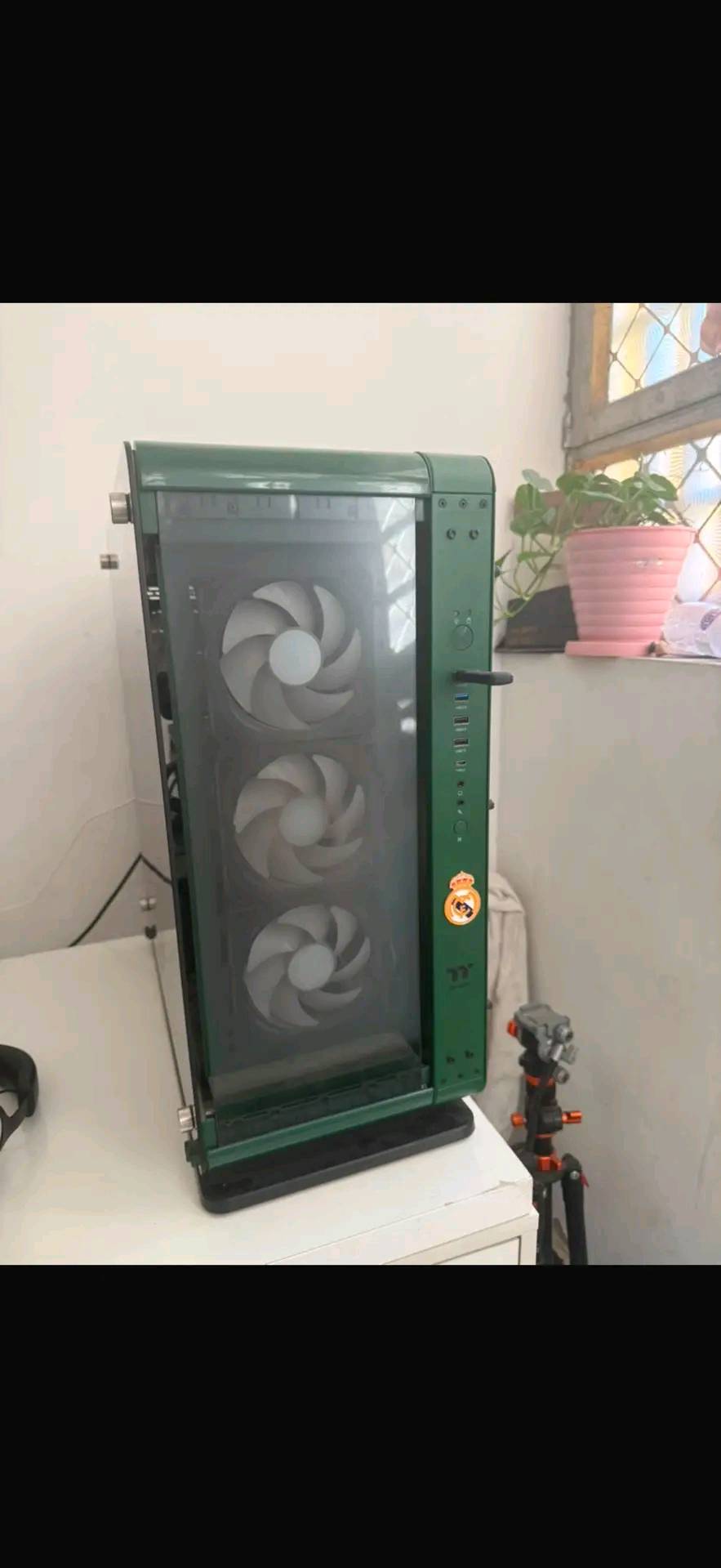 كرت شاشة: ZOTAC GeForce RTX 5080 AMP Extreme INFINITY (من الفئات العليا لدى ZOTAC، مع تصميم Infinity Mirror).
* اللوحة الأم: ASUS TUF Gaming X870.
* المعالج: AMD Ryzen 9 9800X3D.
* الذاكرة: 32 جيجابايت DDR5 بتواقيت CL36.
* التخزين: SSD NVMe M.2 سعة 2 تيرابايت Gen4 بسرعة تصل إلى 7400 MB/s.
* مزود الطاقة: 1000 واط Gold بمعيار ATX 3.1 / PCIe Gen5.
* المبرد: TacFlash DN360 (مبرد مائي 360 مم)