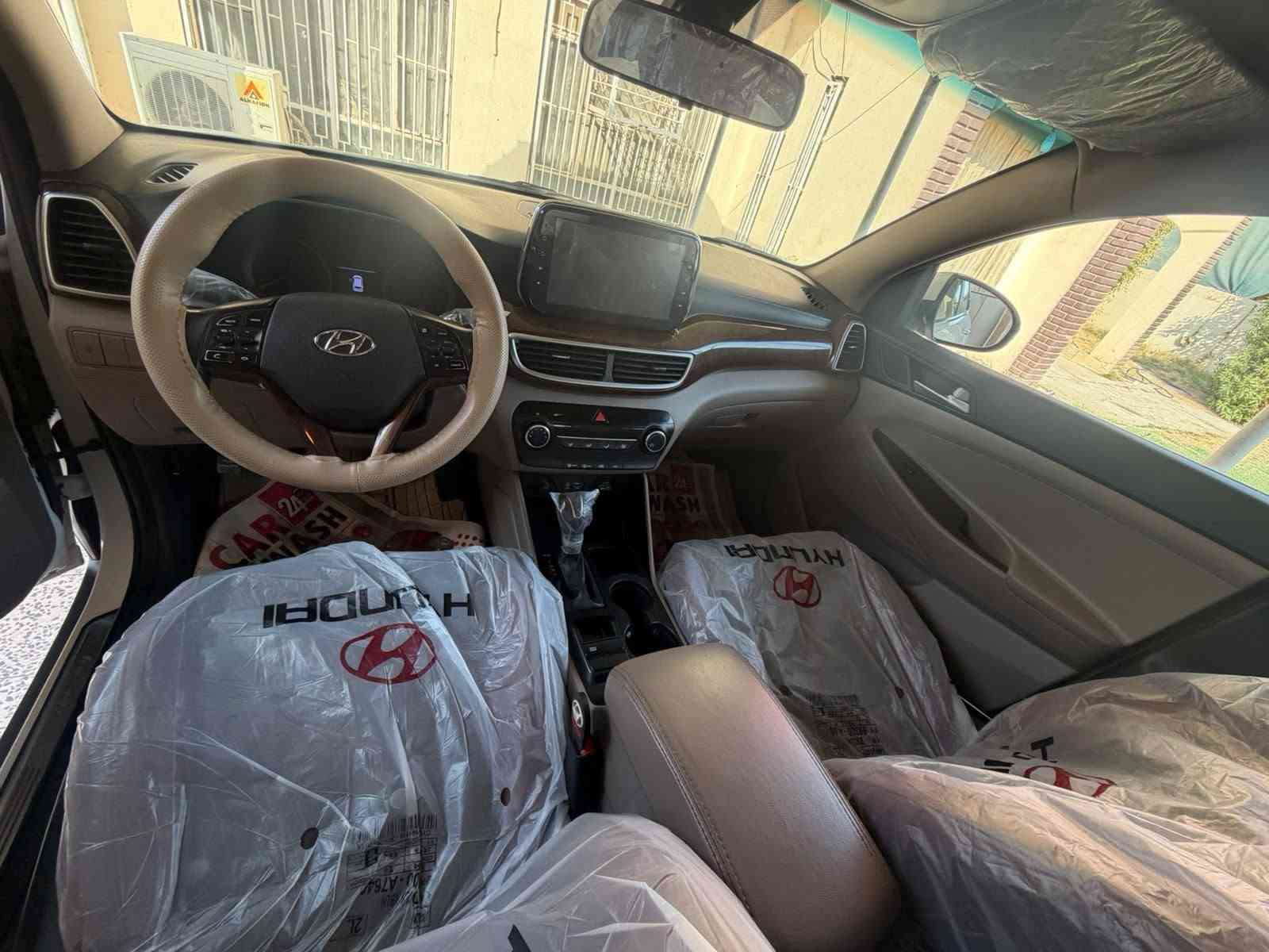 السلام عليكم ورحمة الله وبركاته
للبيع هيونداي توكسان موديل (2020) كوري اصلي
 ماشية ١٠٠ الف 
خليجية فول 
مكفوله
السيارة جديدة
استخدام شخصي
رقم بابل الجديد وبأسمي 

* مواصفاتها : 
بصمه تشغيل
خمس عدسات
حساس خلفي 
كامرةاماميه وخلفيه
شاشة كبيرة 
تحكمات استيرن  
بصمة ابواب 
يدات نيكل وبصمة دخول 
كشنات  كهرباء
لايت لد امامي 
سايد بريك بالرجل 
ثلاثة انظمة قيادة 
مري شفط واشاير بالمري
نظام اضاءة وترحيب باليدات 
ثلاجه بلجكمجه
قطعتين تبريد 
المكان بابل[ المركز]
سعر السياره (١٨٥) 
للاستفسار ***********
