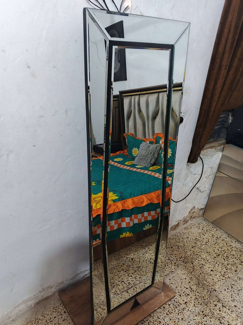 السلام عليكم غرفه 9 قطع بيها اضرار مثل مابين بلصورة سعرها 450 بيها مجال بسيط مكاني البلديات المعسكر ***********
