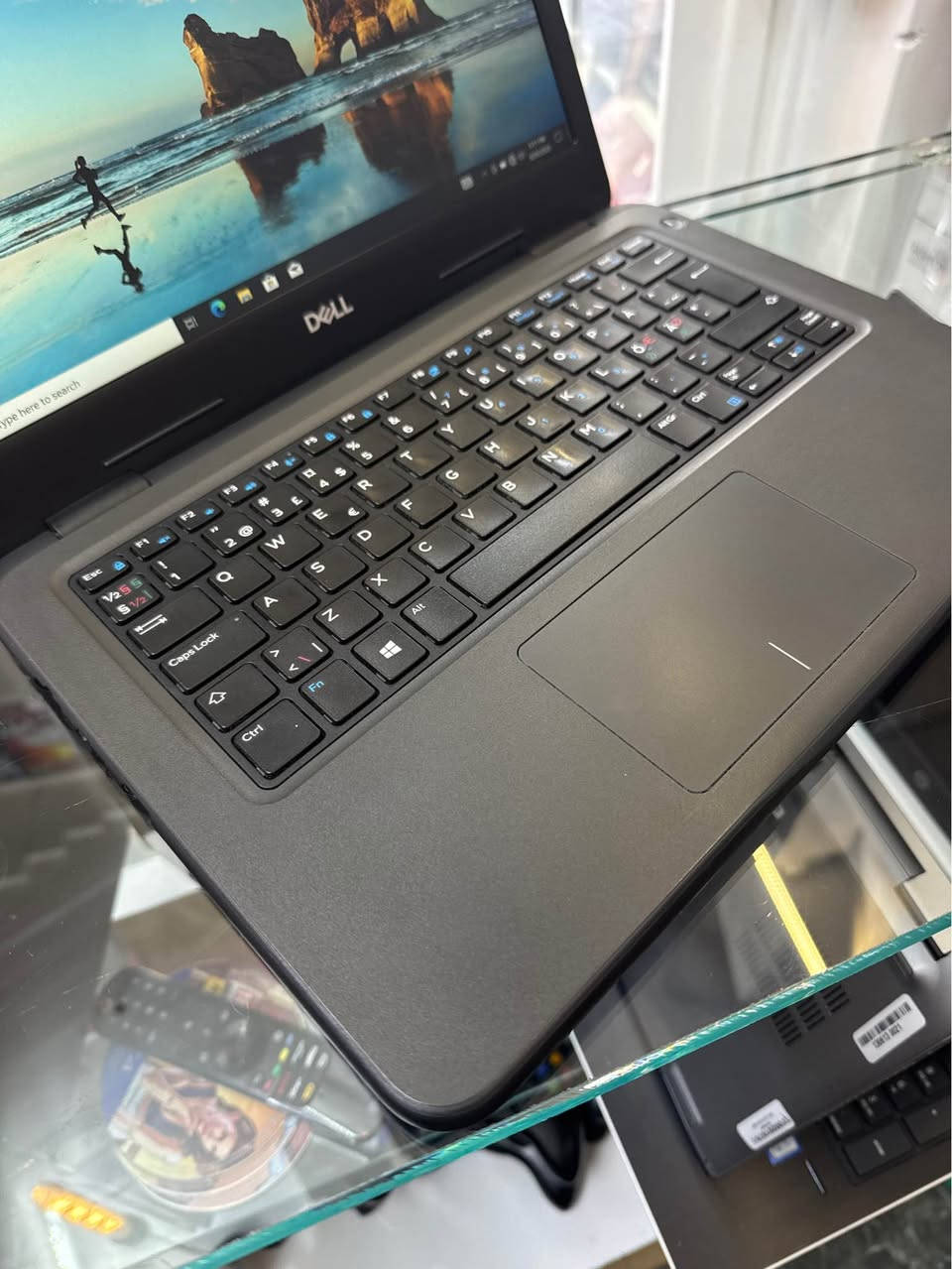Dell laptop 
Core I 5 الجيل الثامن 
Ram 8 GB 
SSD 256 GB 
شاشه ١٤ FULL HD 

٢٣٥ الف فقط 

*********** أربيل, العراق
