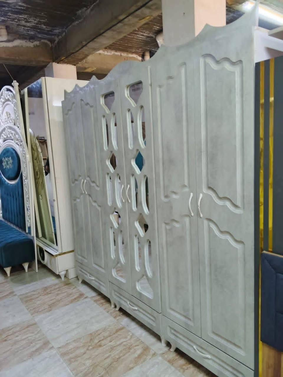 غرفة 6 ابواب 6 قطع
للاستفسار ***********
