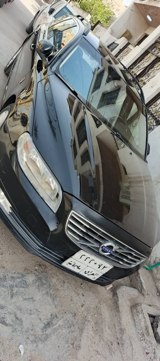 فولفو ١٥ جاهزه بيها صبغ قطعتين مال مطار وربع جاملغ خلفي بلاديه تبريد ثلج السعر 85 بيها مجال ***********
العنوان بغداد
