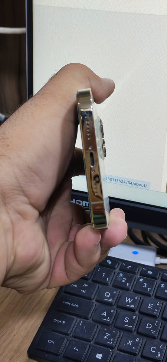 ايفون 12 برو ماكس 256 ذهبي 
نظيف جدا الجهاز وكع مني و وكفت بصمه و الوجه و صار بي دائره سوده ب شاشه موضحه ب صور 
 صحه البطاريه 100 % مبدله نوعيه ممتازه 
للبيع بسعر 300 الف دينار مكاني بابل 
توصيل ما عندي للتواصل ***********

نص مكتوب في الصور:
- ٥:٠٤ حالة البطارية والشحن رسالة مهمة حول البطارية تعذر التحقق من أن بطارية هذا الـ iPhone بطارية أصلية من Apple. قد لا تكون التفاصيل دقيقة تمامًا. لمعرفة المزيد الحد الأقصى للقدرة ١٠٠٪ هذا قياس لقدرة البطارية مقارنة بقدرتها عندما كانت جديدة. قد تتسبب القدرة المنخفضة بتقليل ساعات الاستخدام بين عملية الشحن والأخرى. أقصى قدرة للأداء الـ iPhone غير قادر على تحديد عمر البطارية. شحن البطارية المحسن للحد من استنزاف عمر البطارية، يتعلم الـ iPhone من عادات الشحن اليومية، بحيث ينتظر ولا يتجاوز ٨٠٪ حتى يحين موعد حاجتك إلى استخدامه.