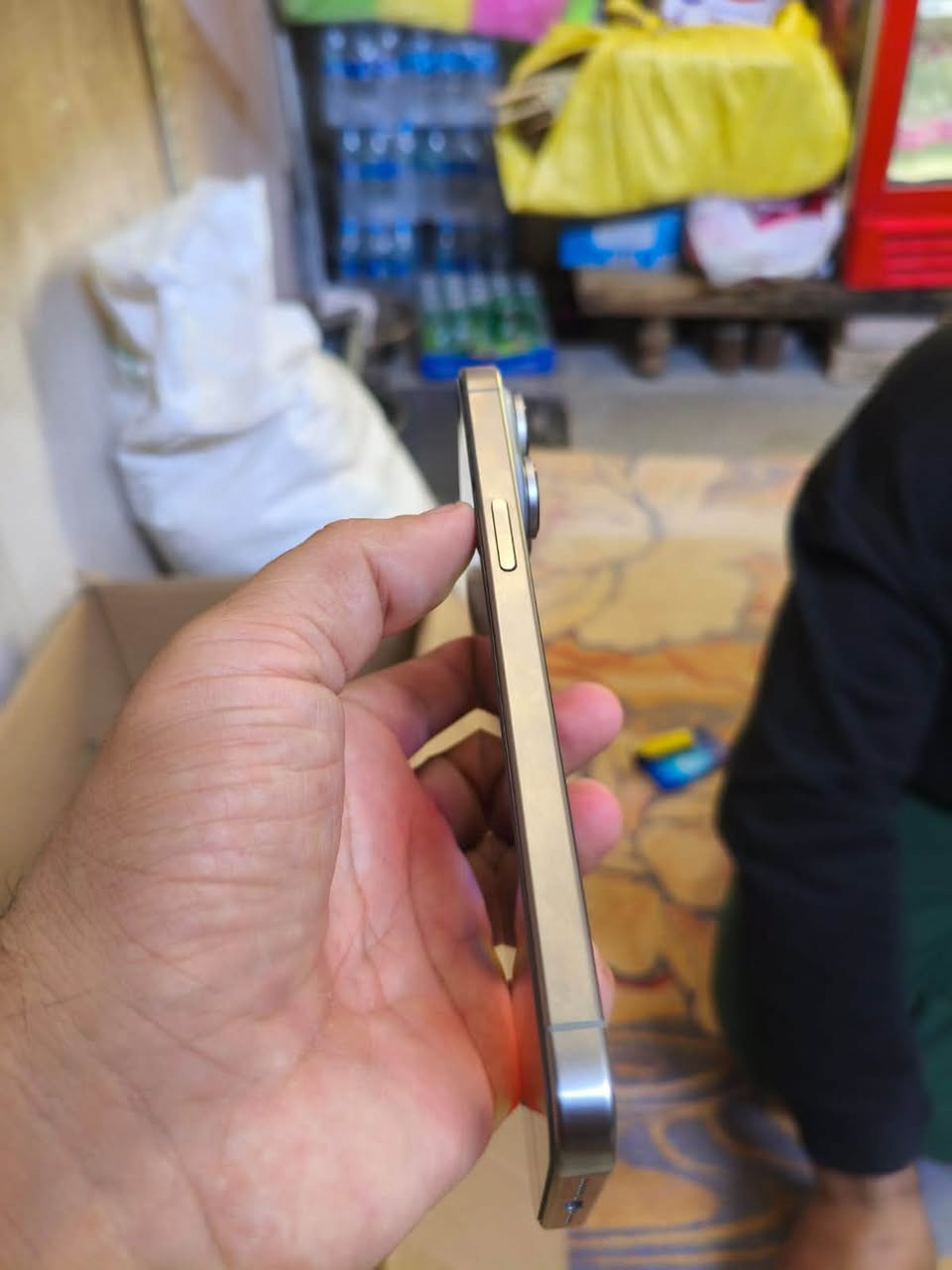 ايفون ١٥ برو ماكس بدون ملحقات مليون وبي مجال شي قليل 
‏***********

نص مكتوب في الصور:
- حالة البطارية
- عادية
- تعمل بطارية iPhone هذه على النحو المتوقع. حول البطارية والضمان...
- الحد الأقصى للقدرة
- ٩٠%
- هذا قياس لقدرة البطارية مقارنة بقدرتها عندما كانت جديدة. قد تتسبب القدرة المنخفضة بتقليل ساعات الاستخدام بين عملية الشحن والأخرى.
- عدد الدورات
- ٧٤٤
- هذا هو عدد مرات استهلاك iPhone لقدرة البطارية. معرفة المزيد...
- تاريخ التصنيع
- مايو ٢٠٢٤
- أول استخدام
- يوليو ٢٠٢٤
