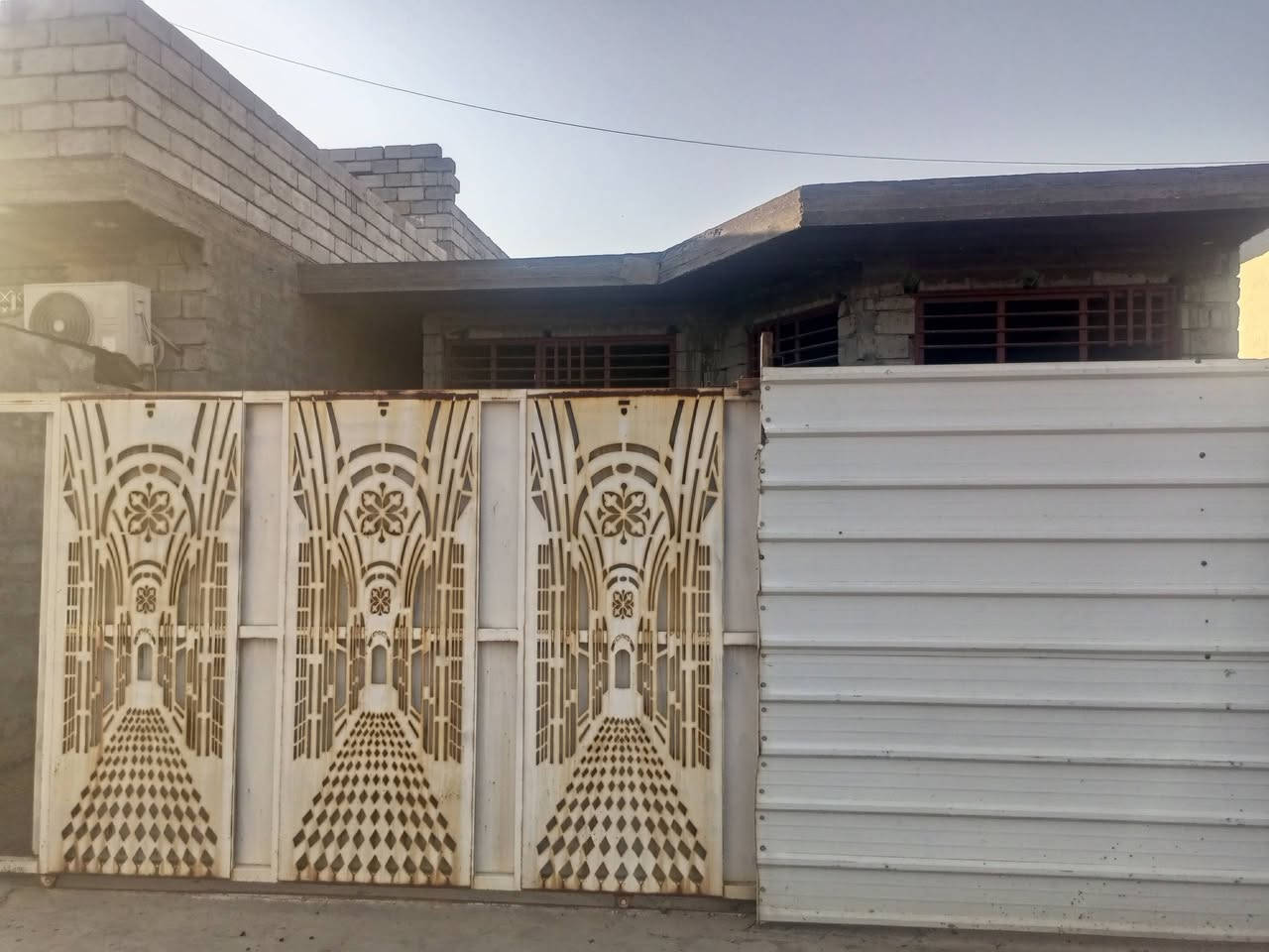 سلام عليكم بيت مساحته 200 متر موقعه زين قريب عله المدارس يبعد عن الشارع العام دقيقتين مكان البيت التاجي منطقة جرف الملح ‏‪***********‬‏

