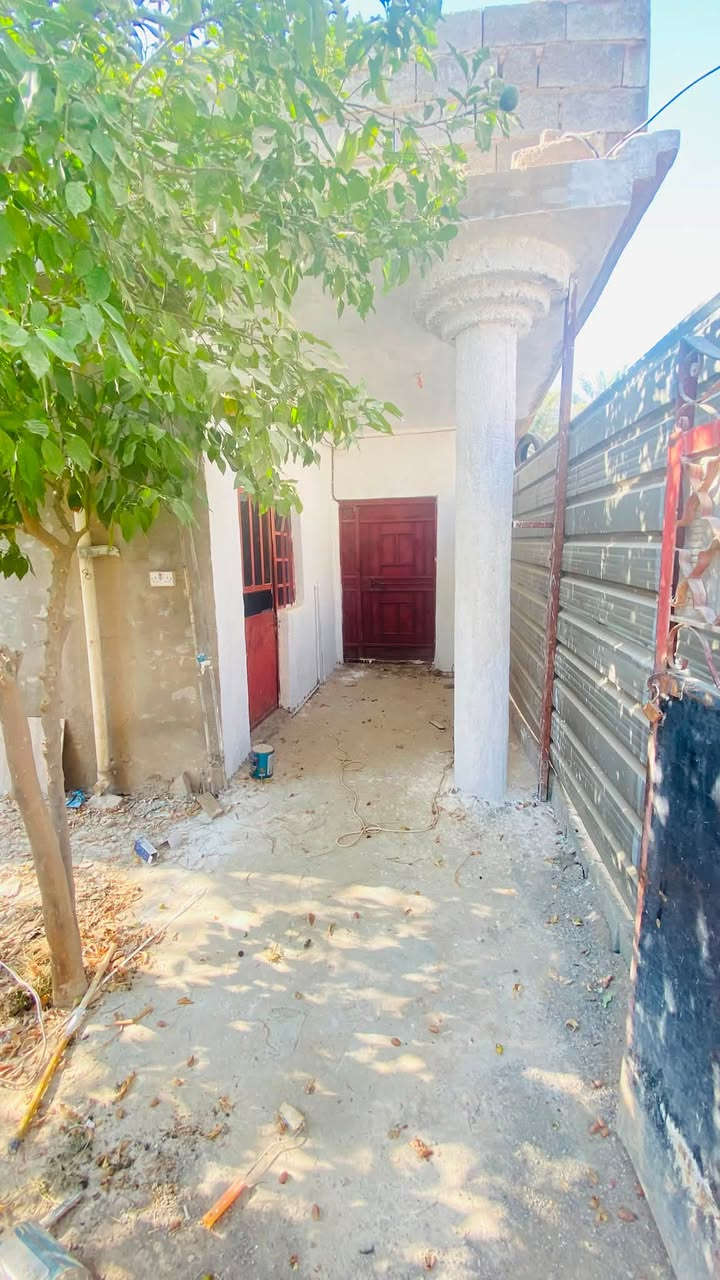 يتوفر بيتين طابو صرف بأسمي للبيع مساحة القطعة 400 م مشيد عليها بيتين 
الاول طابق واحد بناء قديم تم ترميمه حديثاً 
يحتوي على غرفتين و هول و صاله و مطبخ و صحيات
و البيت  الثاني طابقين منفصلين كامل من ماء و كهرباء 
الطابقين نفس التصميم يحتوي على هول و مطبخ و غرفه و صحيات و يحتوي على حديقه خلفيه ايضاً

الموقع 📍بعقوبة المجمع الصناعي مقابل قطع شركة ديالى يبعد عن التبليط 50 متر 

السعر 225 مليون و بي مجال 

ملاحظة بيعد البيتين معاً لا نبيع بيت واحد 

للاستفسار الاتصال ***********
