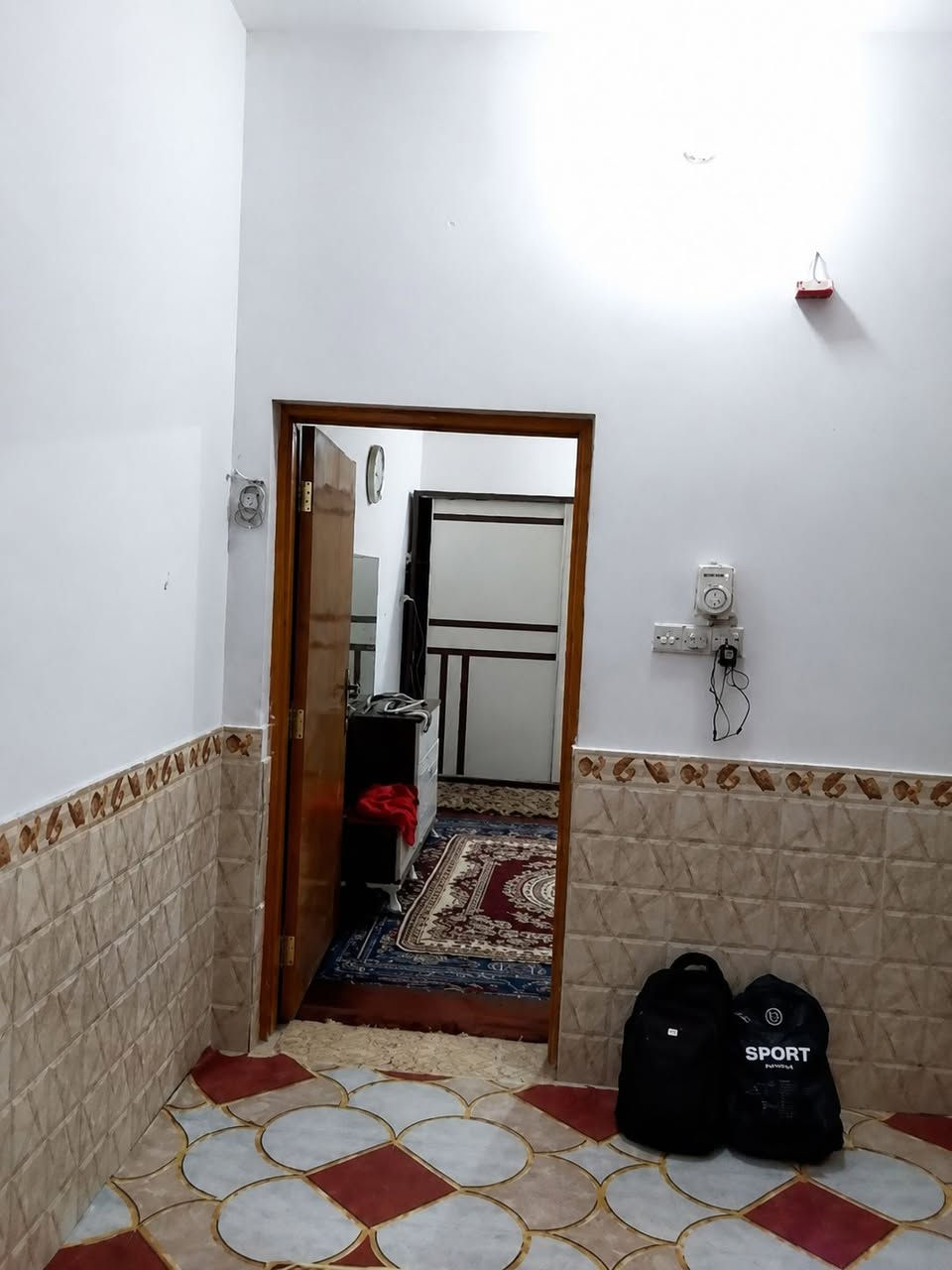 بيت للبيع حي النداء 100 متر منطقه 57 خلف شارع ستين الاول مباشر  وخلف شارع المكاتب خلف جامع الرأوف مباشر  البيت البناء صب السقف صب طابق ونص بنناء ط1 غرفه+ صاله+ مطبخ+ استقبال + صحيات مكشوفه حمام  طابق ثاني غرفه+صاله +صطح  نضيف البت ماجر حاليا
للستفسار ***********
