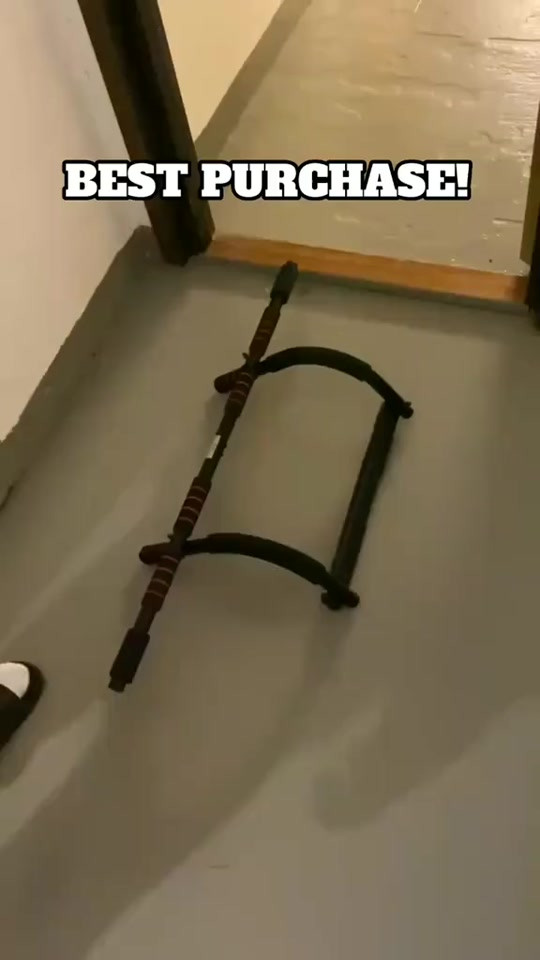جهاز عقلة وبوش اب لتدريب الجزء العلوي من الجسم متعدد المقابض للتركيب على إطار الباب بدون ثقب - هيكل فولاذي صلب مع مقابض إسفنجية مبطنة 👇🏻 أطلب الآن 📞 *********** واتساب ✅ الاستخدامات: تمارين العقلة وسحب الظهر: تقوية عضلات الظهر، المجنح، البايسبس، والأكتاف بزوايا قبض متعددة. تمارين الصدر والبوش اب: وضعه على الأرض لعمل تمارين بوش اب عميقة ومريحة للمعصم. تمارين الترايسبس والبطن: أداء تمارين الترايسبس الأرضية وتثبيت القدمين لتمارين المعدة. المميزات: تركيب مباشر بالروافع بدون ثقب أو براغي: يثبت على إطار الباب الخشبي القياسي بضغط الروافع ووزن الجسم دون إلحاق الضرر بالجدار. تعدد زوايا القبض: يحتوي على 5 خيارات قبض (واسعة، ضيقة، ومحايدة) لاستهداف كافة العضلات. مقابض إسفنجية مريحة عالية الكثافة: تمنع انزلاق اليدين وتوفر راحة فائقة أثناء التمارين الشاقة. هيكل فولاذي قوي ومستقر: يتحمل الأوزان العالية ويوفر ثباتاً كاملاً أثناء التمارين. الملاحظات: التجميع: صِل الأنابيب الفولاذية ببعضها وثبت البراغي المرفقة باستخدام مفتاح ألنكي والسبانة المرفقة في الباكيت. التركيب على الباب: ضع الحافة البلاستيكية العلوية خلف إطار الباب العلوي، واجعل الساقين الإسفنجيتين تستندان على جانبي الإطار الخارجي بضغط الروافع. التمارين الأرضية: انزع الجهاز من الباب وضعه مباشرة على الأرض لممارسة تمارين البوش اب العريضة أو تمارين الترايسبس والبطن القياسات: المواد: أنابيب فولاذية مقواة + مقاود إسفنجية ناعمة. أبعاد المنتج: طول 93 سم × عرض 40 سم × ارتفاع 15 سم. أبعاد كرتون التغليف: طول 50 سم × عرض 9 سم × ارتفاع 19 سم.

نص مكتوب في الصور:
- BEST PURCHASE!