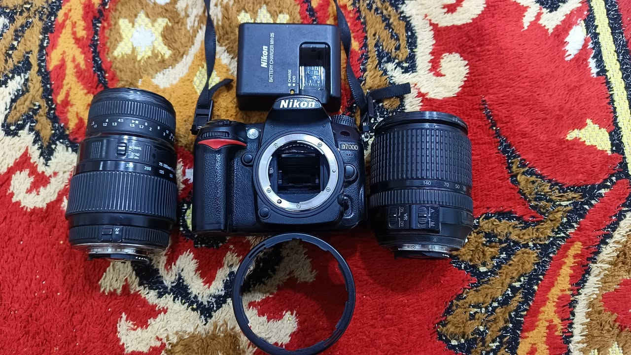 كاميرة للبيع نيكون D7000  الغنية عن التعريف بدقة الصور نضافة 80 مع عدسة18 140
مع زوم  رياضي 70 300 مع شاحنه وتوصاله لتحويل الصور 
مع دبل هود لكن الكاميرة وكعت المراية مالتها 
يحتاج الها مراية ماعرف سعر المراية شكد 
الكاميرة   نضيفة السعر 550الف وبيها مجال 
للشراي ***********
***********
