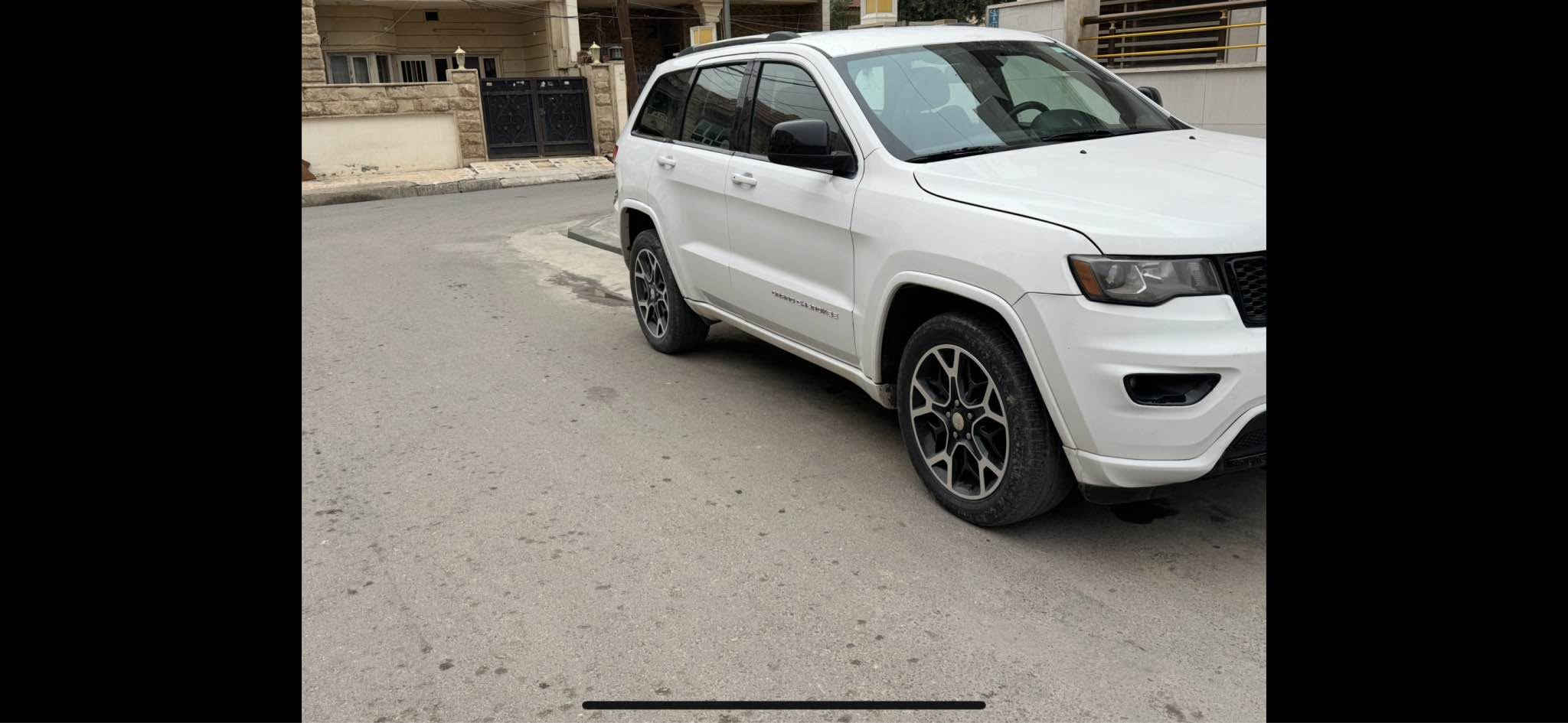 Jeep grand cherokee 2015 
٣ پارچەو نیوی بۆیاخە 
گێر و مەکینەی بە شەرت برغی لێ  بانەدرایە 
هەزە و سەنەوی نوێیە 
نرخی ١٥٨ و معامەلەیەکی کەم 
١١١ هەزار مایل رۆیشتووە 
شوێن هەولێر 

***********

جیپ گرقند شیرۆکی ٢٠١٥ 
بیها ٣ قطع و نص 
كير والمحرك بشرط و ما مفتوح 
الهزة والسنوية جديدة 
السعر ١٥٨ و بيها مجال حك الجية 
ماشیە ١١١ الف مایل 
العنوان اربيل أربيل, العراق
