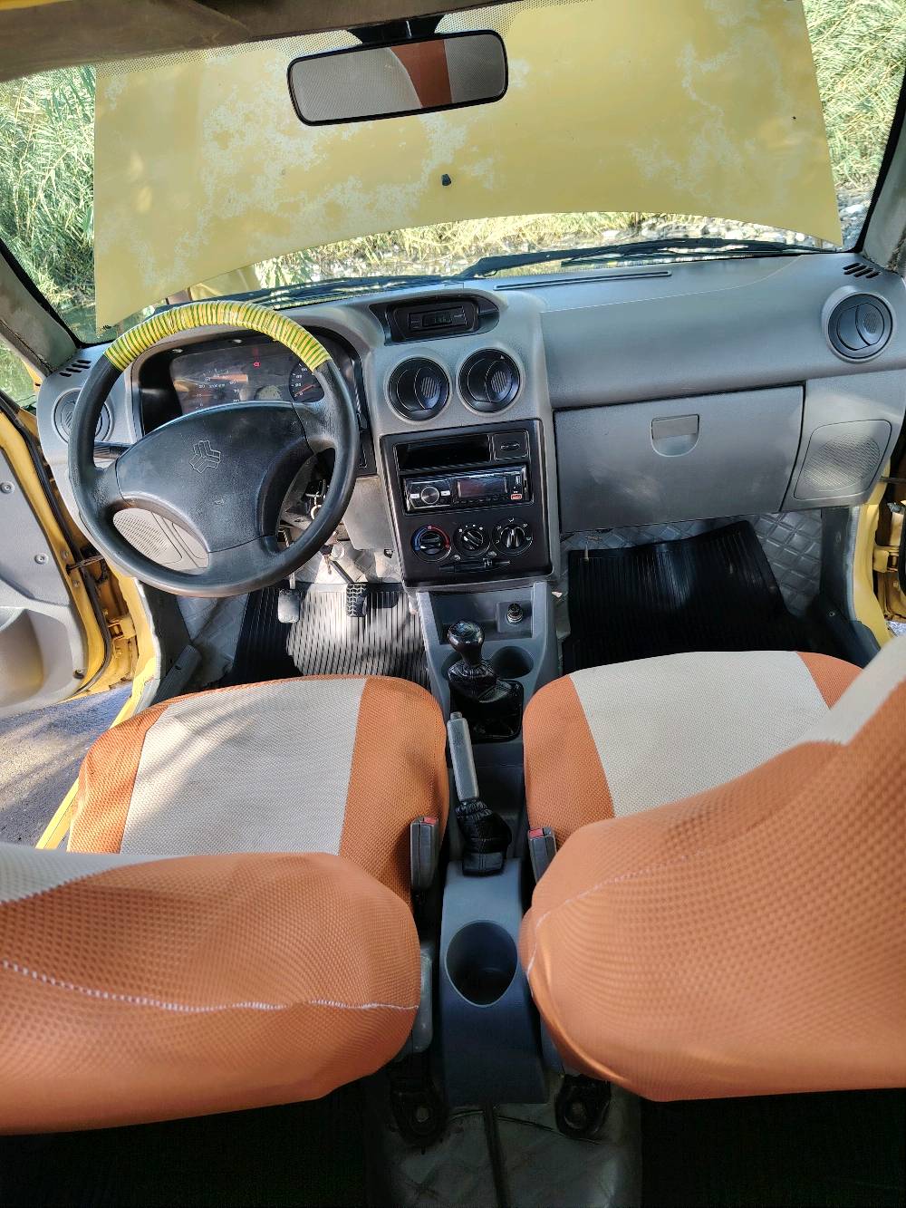 السيارة سايبا 131 SX لون أصفر، شكلها مرتب ونظيف من داخل وخارج، ومبين عليها شغل مرتب على الهيكل والصالون. المكينة مفتوحة ومبين وضعها نظيف، والسيارة بيها جنط حديد وتنجيد داخلي جديد تقريباً، وتصلح للاستعمال اليومي. اللي مهتم يتواصل وياي للمشاهدة والمعاينة.