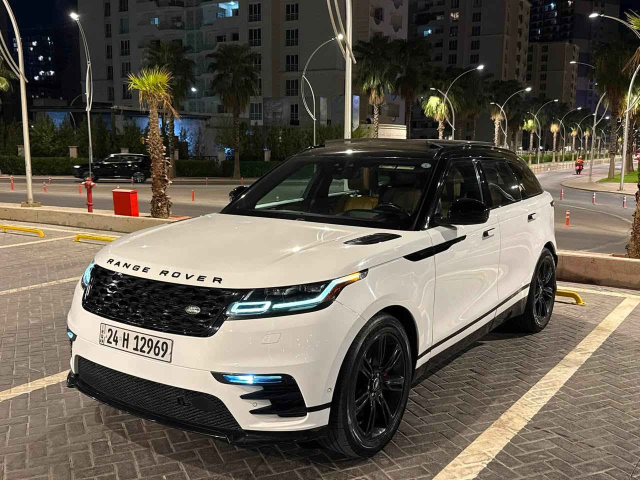 Rang Rover Velar 2018 R daynamic  فووول مواصفات
- نوع السيارة : رنج روفر  
- موديل السيارة : فيلار
- سنة الصنع : 2018
- اللون: ابيض ثلجي
- المسافة المقطوعة: 45  الف ميل
- عدد السلندرات :  ٦ سلندر سوبر 
-جكات
- حجم المحرك : 3.0 
- نوع السقف: بانوراما 
- لون الفرش: اسود
- نوع الفرش: جلد-كهرباء-تدفنة-تبريد
- وسادات الهوائیة: 6
- شاشة: 2 مع ابل كار بلاي
- سستم صوت مريديان MERIDIAN 
- حساسات : حساس الامامية والخلفية
- كاميرا : 1
- رادار٣٦٠ 
- مستشعر وقوف
- مثبت سرعة
- مانع الانزلاق 
- انضمة قيادة متعددة
- التحكم على المنحدرات
- مساعدة عدم الانحراف عن الطريق 
- نظام مفتاح ذكي مع البصمة 
- مراقبة النقطة العمياء
- التعرف على اشارات المرور
- نظام فرملة الطوارئ 
- تدفئة مقود القيادة 
- صندوق شفط كهربائي
- المصابيح الامامية: رأس متحرك - زنون - اضائة LED
- المصابيح الخلفية: LED
- كشافات ضباب 

وارد امريكي  
سعر ٢٤٥ ورقة 
العنوان: اربيل
للاستفسار  الاتصال على هذا الرقم
***********
