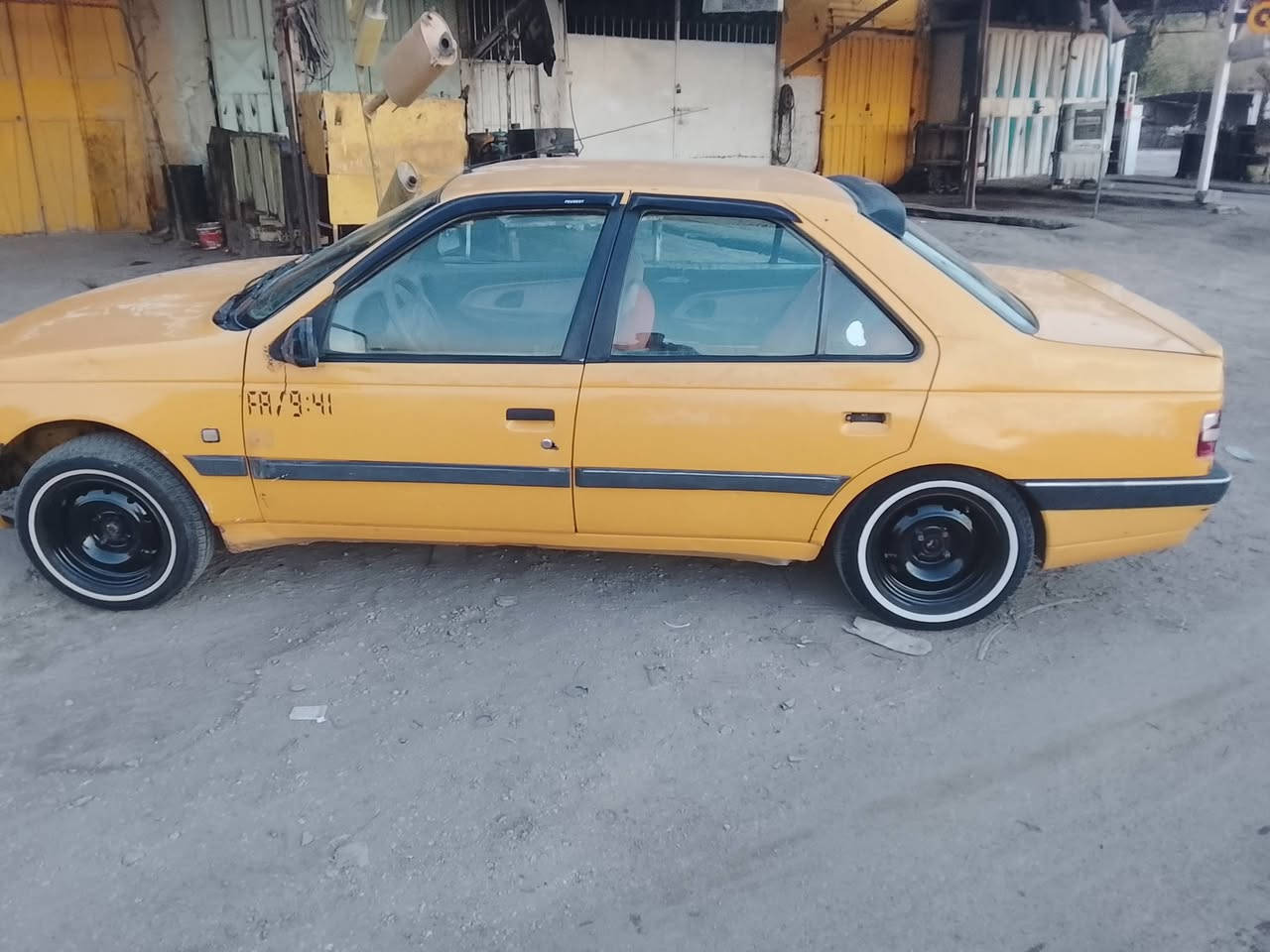 سلام عليكم بيجو 405 جيلكس موديل 12 مكفولة من الضربه وتبديل وصبخ محرك وكير وحداديه وتخم تاير وشواصي شرط كفاله تبريد شغال رقم نكليزي سنويه الل 2031 مصفره هيه وغرامات  تحويل مباشر مكان كربلاء سعره 23 وبيه مجال قليل ***********.   تصال واتساب نفس رقم
