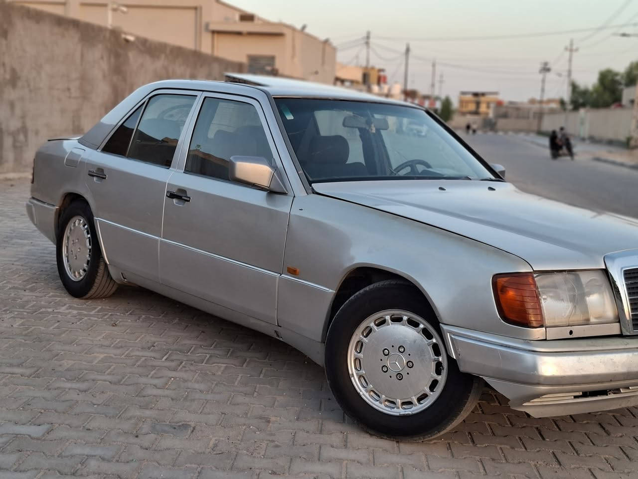 موديل 1993 بلادي 
دب بلادية للأخير 
مكينة وكير 300 عنكبوت جديد 
قواعد دبلات بلادي بدون تصليح
سيارة بدون ضربة 
فتحة سلايد طگتين 
كهربائيات كلها شغالة بلادية 
رقم انبار شرط التحويل اكاتبك وي راعيها 
سنوية عضم لل 2028
مكاني نجف السعر 42 ورقة 
إتصال هاتفي فقط رجاءا 
***********

