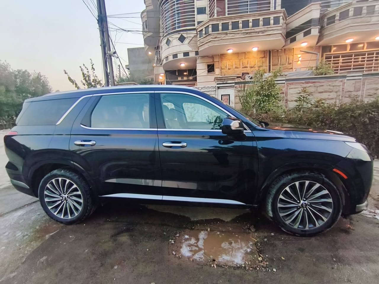 🚘🔥 للبيع فقط Hyundai Palisade 2023 – Calligraphy AWD 🔥🚘
⭐ سيارة فخمة وعائلية بمواصفات عالية جداً

🔹 الموديل: 2023
🔹 الفئة: Calligraphy
🔹 الدفع: رباعي AWD 4×4
🔹 النوع: Hyundai Palisade
🔹 المحرك: [3800]
🔹 الممشى: [اكتب 27000]
🔹 اللون الخارجي: [نيلي]
🔹 الداخلية: [ابيض]

✨ أبرز المواصفات:
✅ فتحة سقف بانوراما
✅ جلد فاخر
✅ مقاعد كهربائية
✅ تبريد وتسخين المقاعد
✅ شاشات ومواصفات ترفيه متكاملة
✅ كاميرات 360°
✅ حساسات أمامية وخلفية
✅ أنظمة أمان ومساعدة للسائق
✅ تشغيل بصمة/دخول ذكي
✅ دفع رباعي AWD
✅ مواصفات Calligraphy الكاملة

📋 حالة السيارة: [ما مبدل شي صبغ نص جاملغ السياق فقط ]

💰 السعر: [275]
📍 الموقع: [بغداد/الدورة]
📞 للتواصل: [***********]

🔥 سيارة نظيفة وفخمة، مناسبة للعائلة والسفر، والبيع للجادين فقط.

📸 الفحص متاح حسب الاتفاق، وأهلاً وسهلاً بالجادين.
