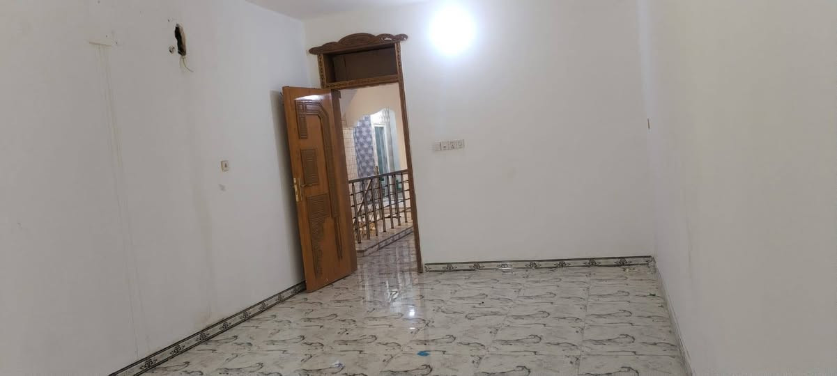 السلام عليكم ...بيت للايجار ١٥٠ متر اربع غرف نظيف ومرتب مكانه حي الجامعه خلف قاعه فورسيزن مقابيل قصر الثقافه  للاستفسار الاتصال على الرقم *********** او على الخاص
