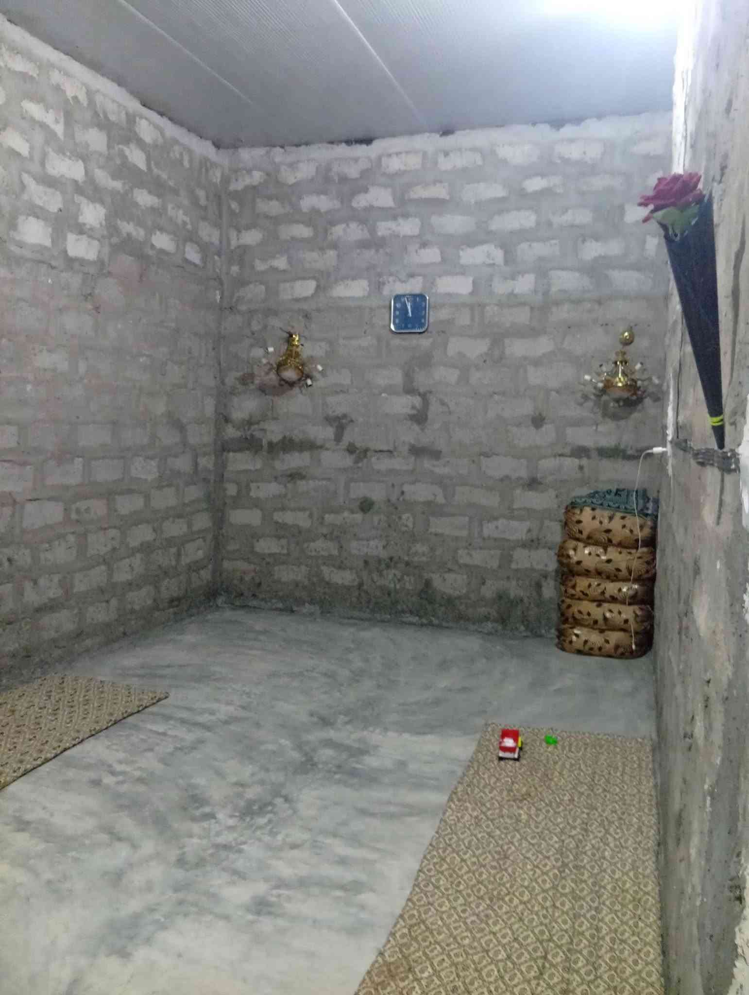 سلام عليكم بيت للبيع مكون غرفتين هول مطبخ استقبال حوش كبير ركن مساحت البيت 200بحي اشتي السعر 17 او بيه مجال رقم الهاتف ***********
