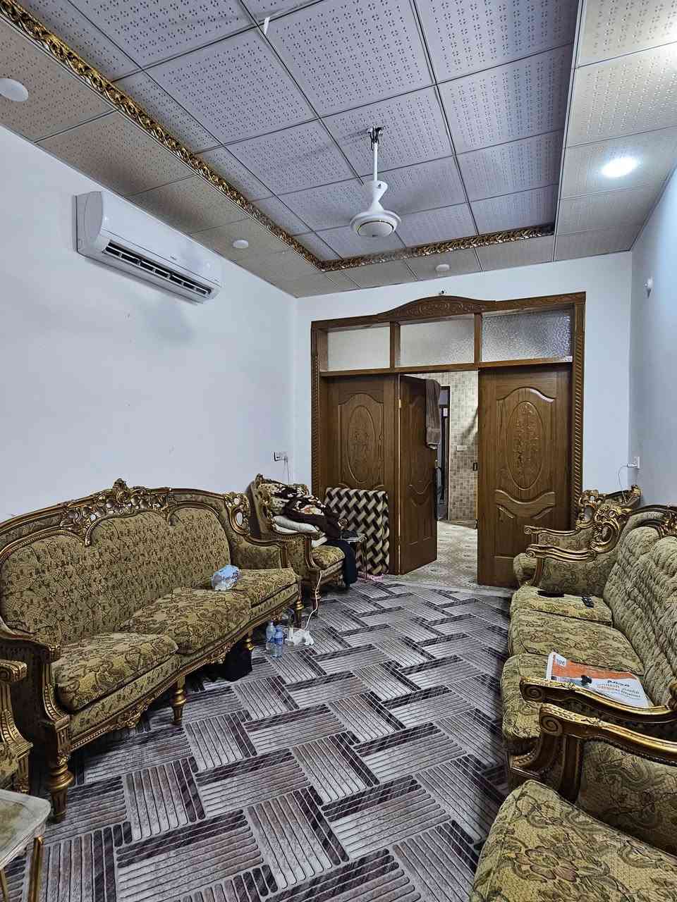 السلام عليكم ..
بيت مساحة 100 م طابو زراعي سند 25 
(بناء درجة اولى بناء طابوگ صب كونكريت مسلح )
البيت نضيف مثل ماموضح بالصور والفيديو ..
العنوان /البراكية /شارع الشفلات /خلف اسواق فارس العبدلي
السعر (55) وبي مجال قليل
للاستفسار و الاتصال /*********** /***********
