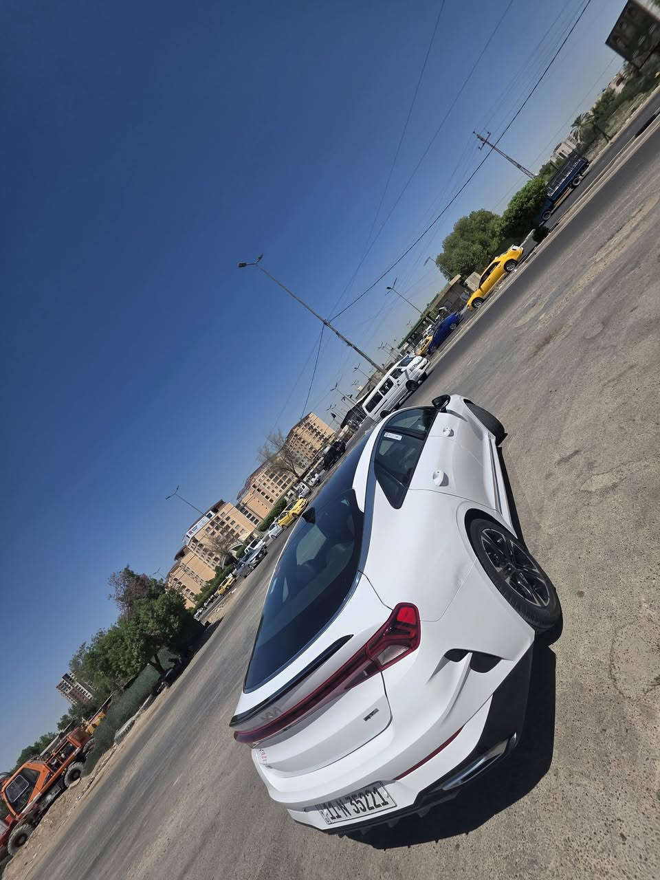👈🏻👈🏻👈🏻 كيا / كي فايف 👉🏻👉🏻      حادث السيارة الجاملغ فقط وبارد
سعة المحرك:-  1.6  Turbo بانزين 
المسافة المقطوعه :- 43 mi    
اللون :- ابيض  
الموديل:- 2023
عدد المقاعد :- 5 مقاعد 
مواصفات السيارة :- -  جي تي

الاضافات#👇👇
 شاشه كبيره نفيكيشن 
فرش جلد اسود 
تحكم سرعه
تحكم مسجل 
ويل 18 انش 
كأمره خلفية 
اشاره بالمرايا 
بصمه تشغيل 
حساس تجاوز
لايت زينون 
رادار امامي 
كشاف لد 
هاند بريك كهرباء 
كرسي كهرباء 
تشغيل عن بعد  
مقاعد تدفئة 
عدادات دجيتال 
حساسات امامية خلفية
السعر : 170 ورقة بيها مجال فول مواصفات واحد على واحد 

📱***********
