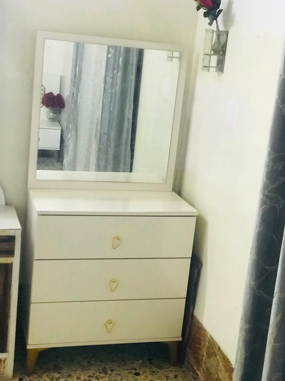 غرفه نوم تركي 5قطع +دوشك مستخدمه شي قليل اخو انضيف سعر 450وبي مجال عنوان موصل حي البكر لتواصل ولستفسار 👈***********
