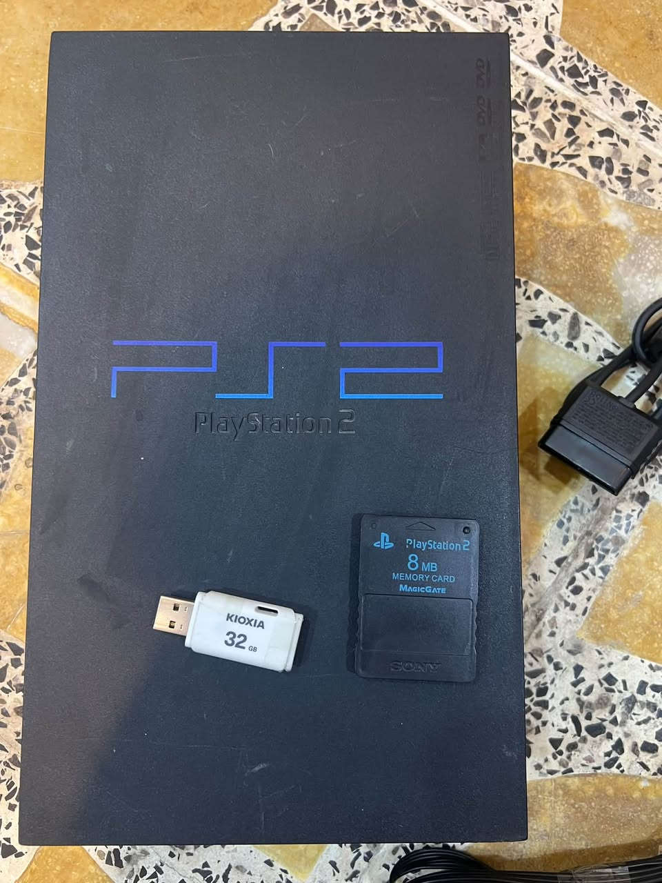 بلي تو كلش نضيف مال باله ويا جوستك وحده جديده اصليه وميموري 8GB وفلاش ٥٠ لعبه من ضمنهن بيس ١٢ وبيس ٢٢ وجي تي اي وكيبل كهرباء وكيبل فيش سعره ٦٥  واتساب ***********
