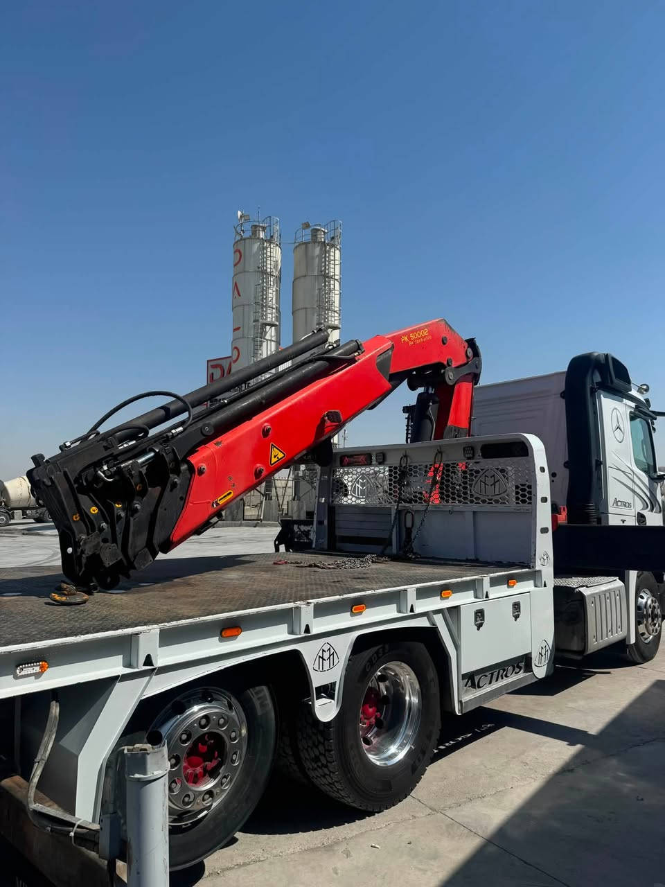 #actros2543 للبيع🪝
بوفروشتن

اكتروس 2018 فول فول مواسفات
كرين 17 طن 5 سلايت ريمود فول سيفتي ويل كروم📦
حجم 2543طخم طایار جدید کفالة عامة حتي دعامية بشرط
سیارة حیل جدیدة 
مكان سليمانى

***********
***********
