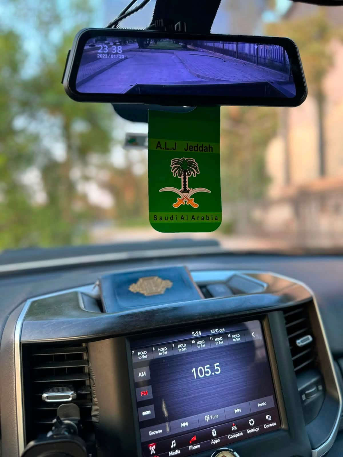 دوج رام لونگ ستار 2023
ايتورك 6 سلندر 3.600 
باب طويل بدي قصير
ماشية 76 الف km
حادث جاملغ وبنيد
فور ويل  4x4 
بصمة 
سلايت خلفي
شاشة وسطية
مرفعة واطارات جبلي
محجر بدي TRX 
منظومة زنون
باتري جديد 
ودهن وفلاتر جدد 
السعر ( 230 ) ورقة بيها مجال بسيط
***********
