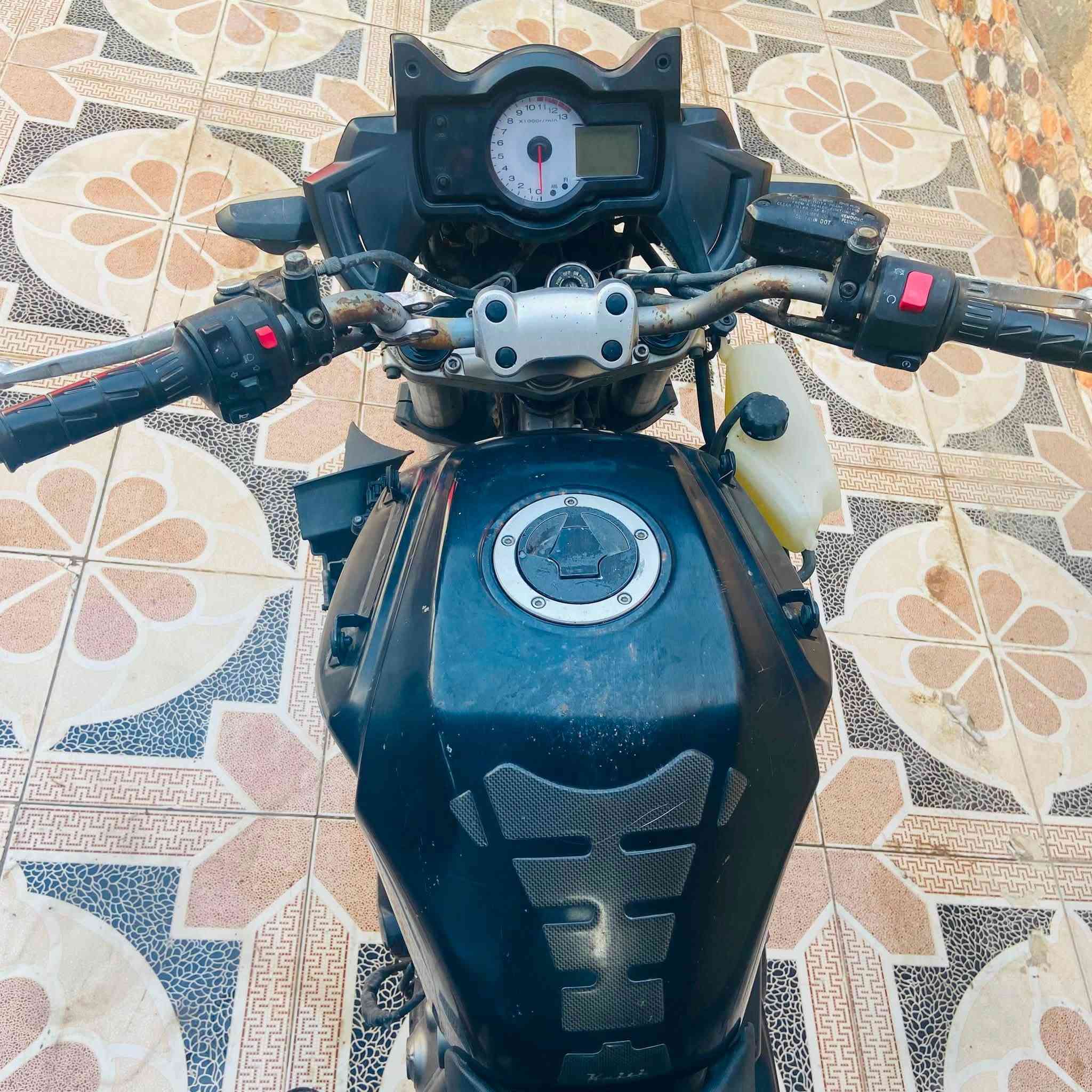 *للبيع: Kawasaki ER-6N * كاوسكي ER-6N ، الدراجة كلك ، بدون اوراق
الدراجه متروكه صارلها فتره يرادلها شغل بسيط وترجع تشتغل ابيعها وهيه واكفه شرط كفاله عامه للمحرك من الفتح والتبخير والصوت 

*تفاصيل الدراجة* 
- *النوع*: Kawasaki ER-6N 
- *المحرك*: - 2 سلندر - تبريد مي 
- *الموديل*: تقريباً 2009-2011  

 
الملاحظات : الدراجه واكفه يرادلها باتري وقبق الملف ما كابس عدل الدهن ينزل منه بشكل بطيئ جداً والعتله مال الكلج مكسوره لكن موجوده 
مناسبة جداً للي يريد يشدها او يريدها قطع غيار. كل شي بيها اصلي. 
 
*السعر : مليون 
*المكان*: البصرة واتساب: [

