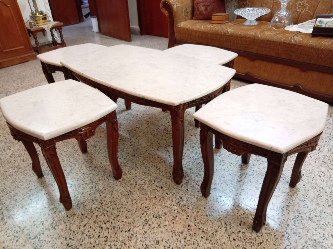 مجموعة ميز و طبلات رئاسي
السطح مرمر اصلي نظيف خالي من أي فطر أو كسر
الخش اصلي مزخرف يدوي
الموقع /الموصل_ حي السكر
للتواصل /***********
