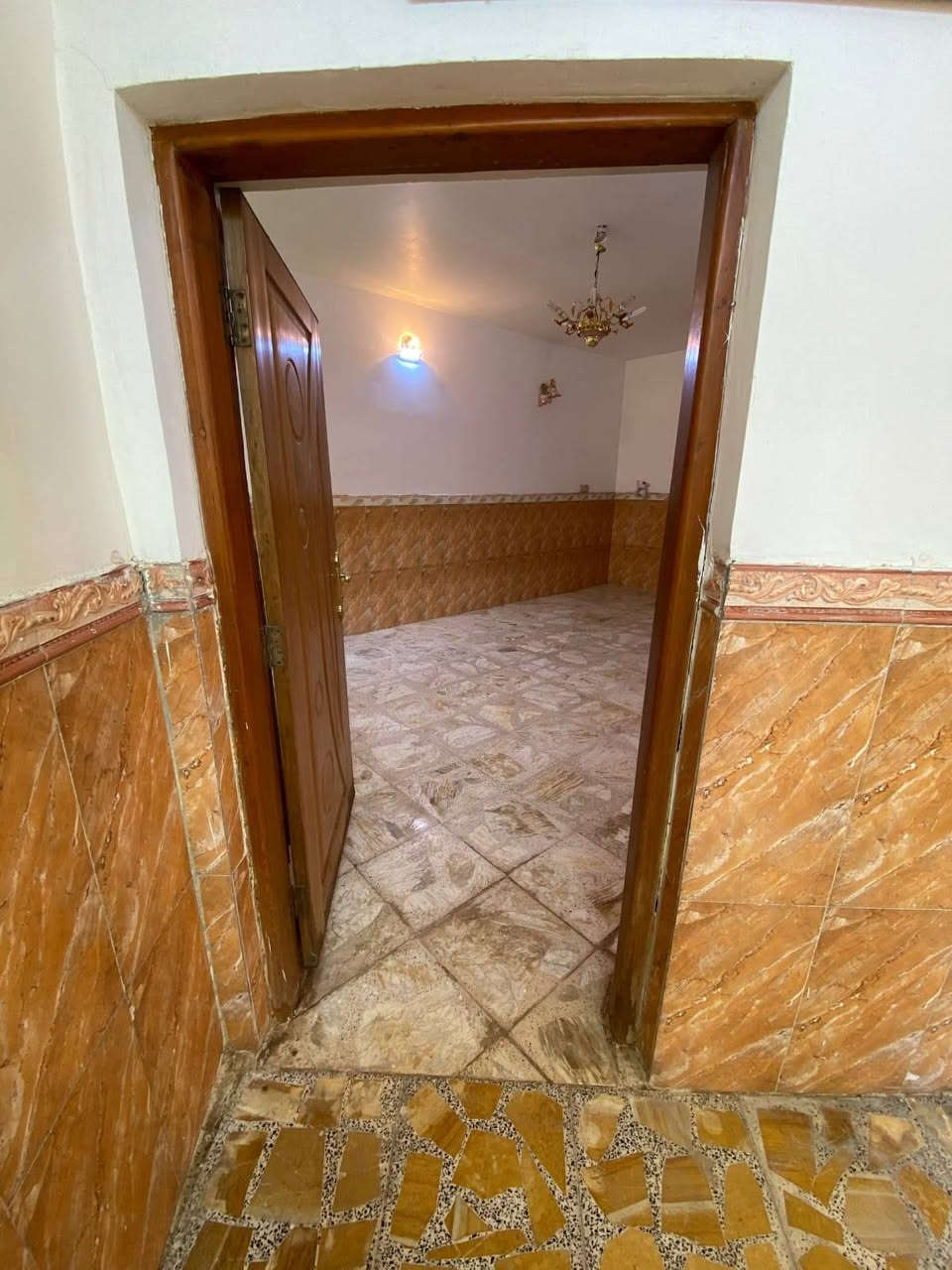 السلام عليكم ورحمه الله وبركاته 
بيت للبيع مساحة ٢٠٠ متر بناء حديث درجه اولى طابو صرف وليس زراعي 
🟩مكان 👇
بغداد ( منطقه حي الصدرين ) 
🟦يحتوي على 👇
استقبال + صاله + ٢غرف نوم كبيره +صحيات خارجيه وداخليهة+ كراج كبير تدخل سياره 

🟦الخدمات 👇
مجاري + تبليط 
🟥قريب يم 👇
المدارس الابتدائية اور 
للاستفسار والتواصل اكثر عبر 👇👇
📞*********** السعر بعد العاينه170وبي مجال
