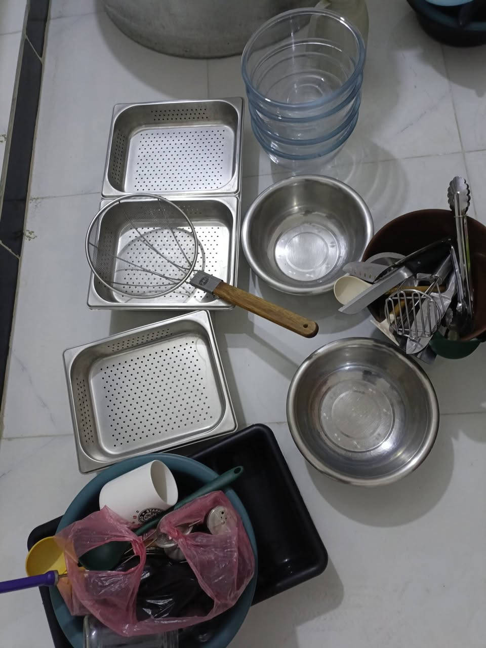 اغراض مطعم كاملة للبيع
براد 
سنك 
قلاية فلافل ، گرل برگر ، قلاية فنكر 
بلانكات , كاسات 
ميز عدد 2 
للتواصل ***********
